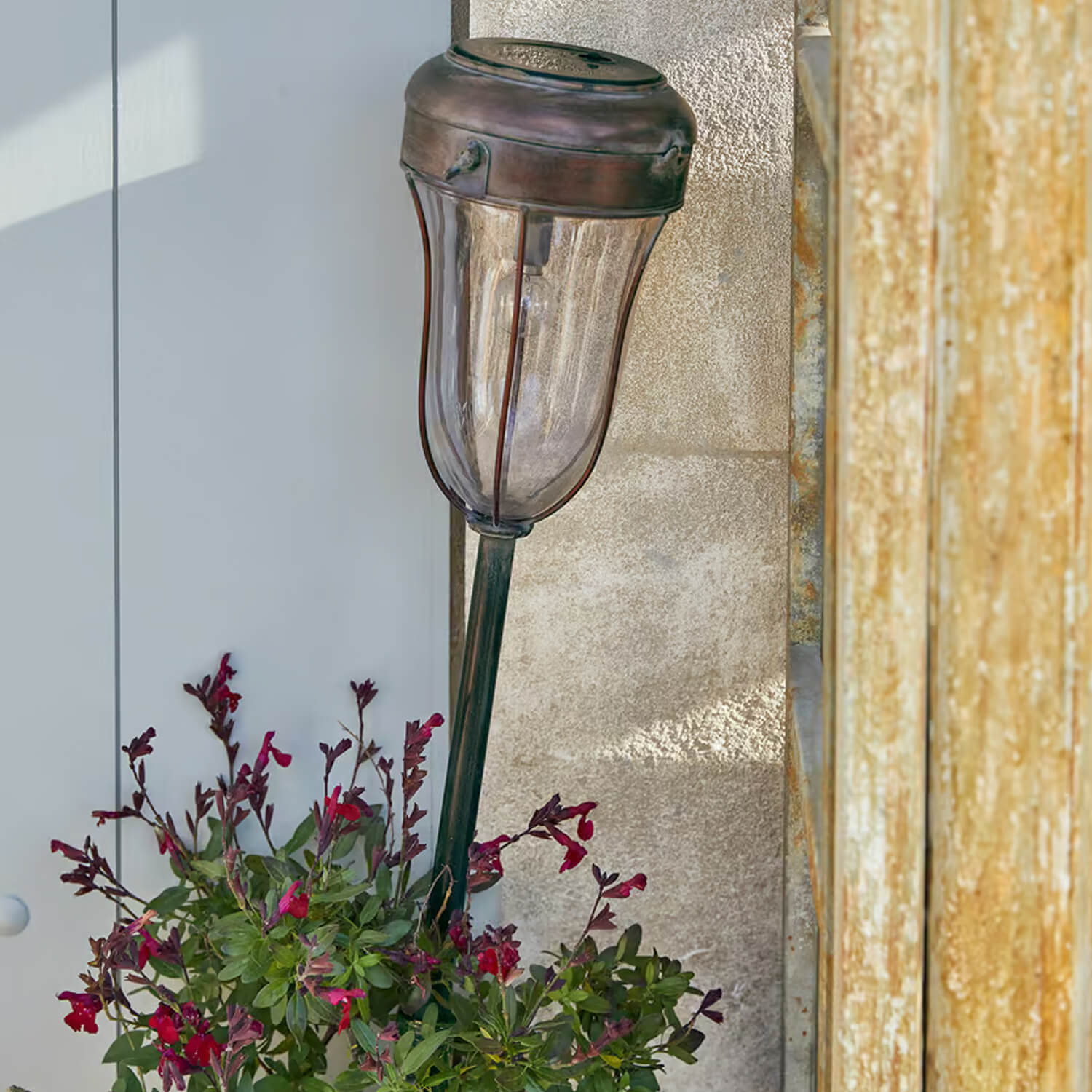 Vintage Gartenlampe aus Messing mit klarem Glas und roten Blüten als Dekoration