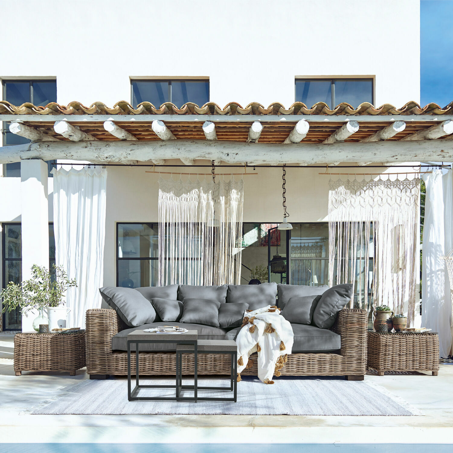 Sofa Rimini Rattansofa mit grauen Kissen und Metall-Couchtischen im Aussenbereich am Pool, Gartenmöbel