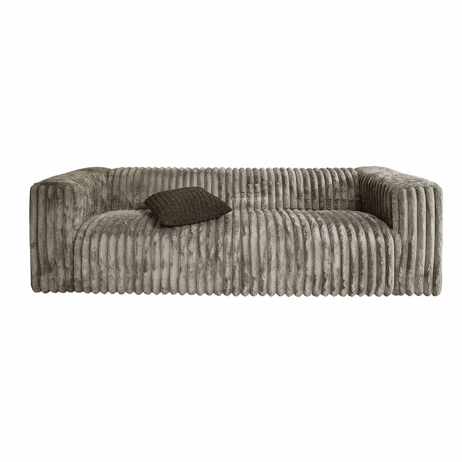 Sofa Roucemont Graues Sofa aus weichem Plüsch mit vertikalen Nähten und dunklem Dekokissen