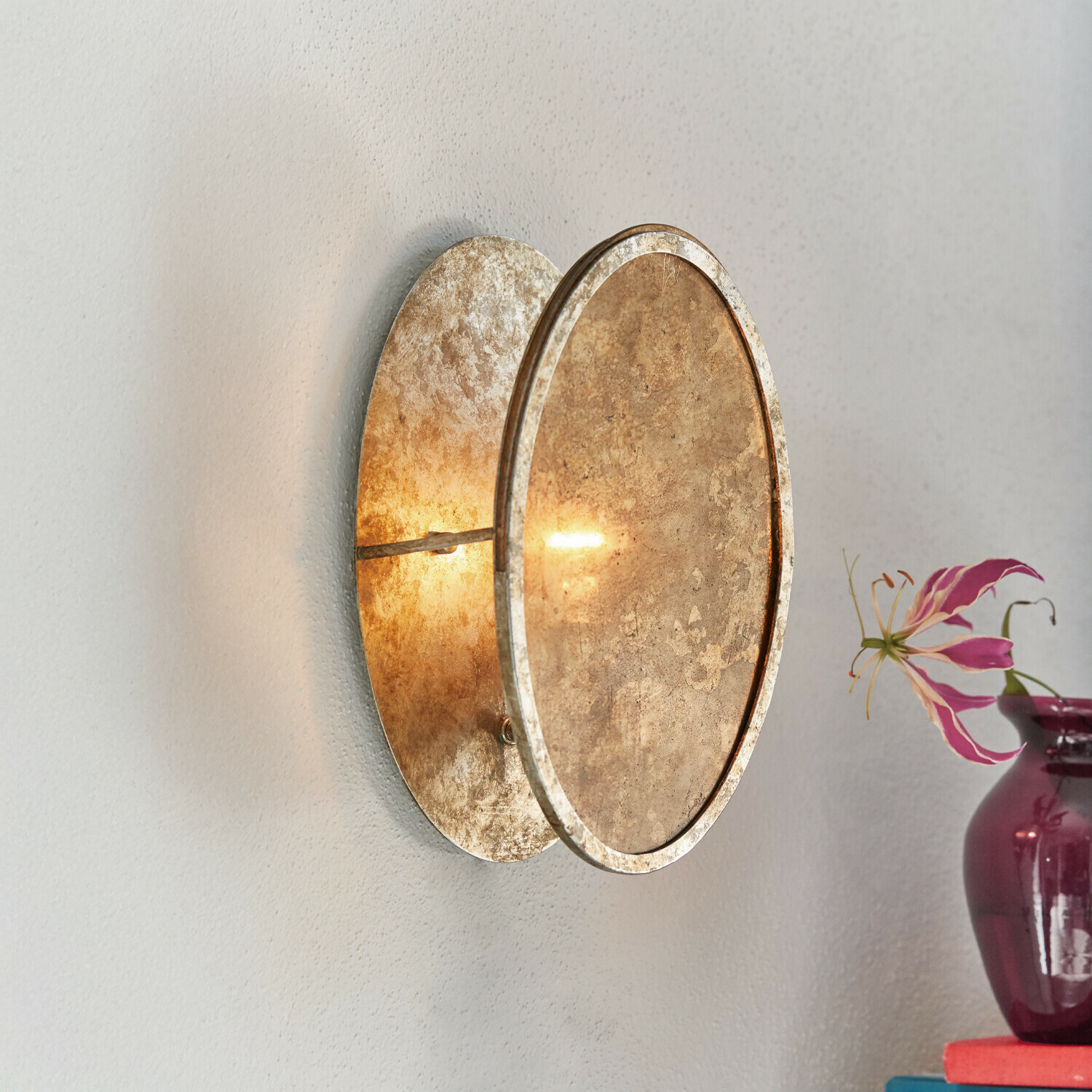 Wandlampe Crix Runder Wandleuchter aus antik goldfarbenem Metall, dekorative Wohnzimmerlampe