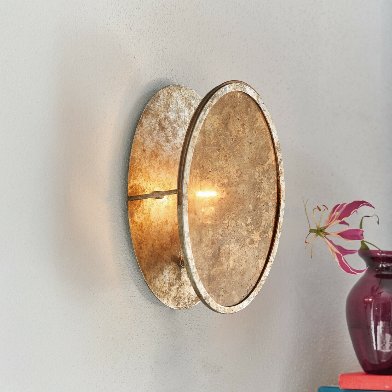 Wandlampe Crix Runder Wandleuchter aus antik goldfarbenem Metall, dekorative Wohnzimmerlampe