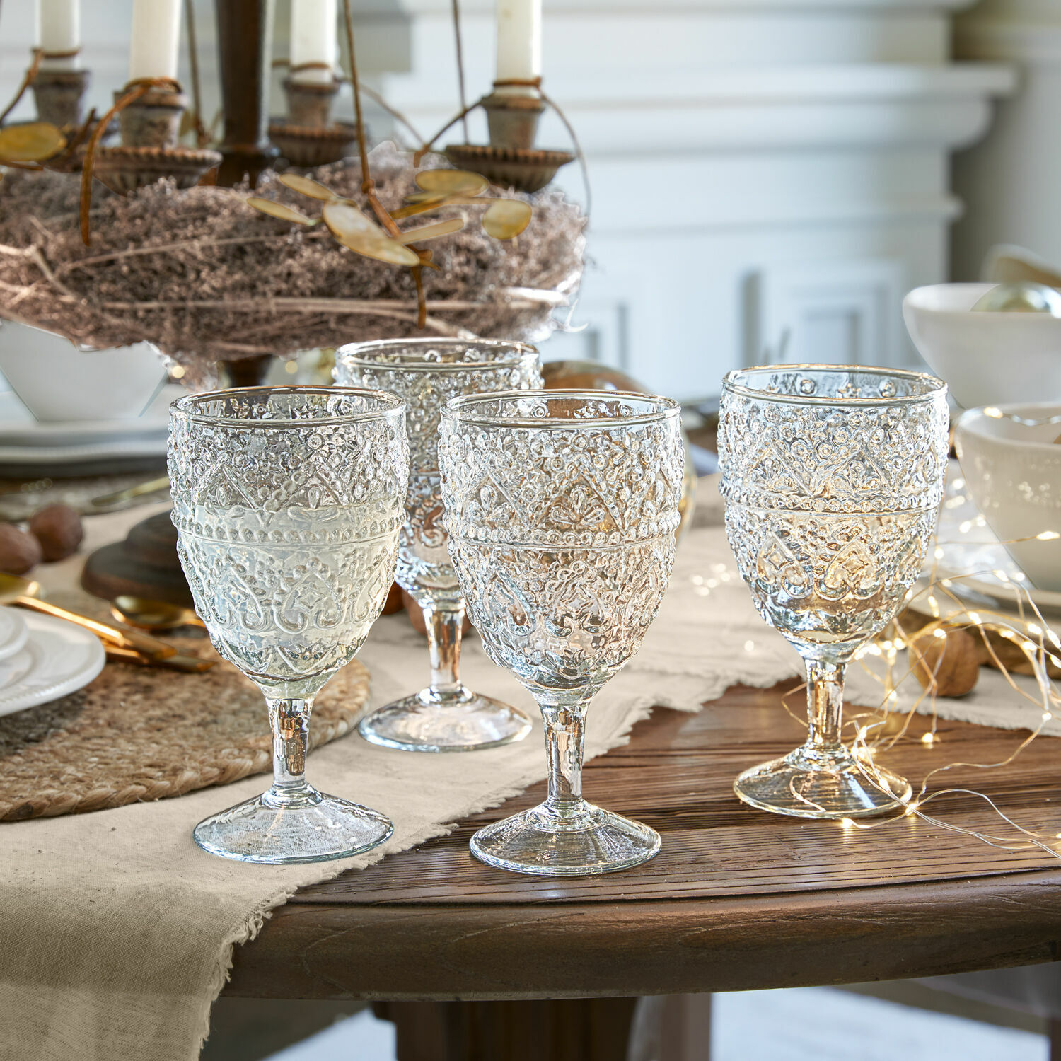 Glas 4er Set Ivrecourt Set aus vier transparenten Gläsern mit dekorativem Muster auf Holztisch mit festlicher Dekoration