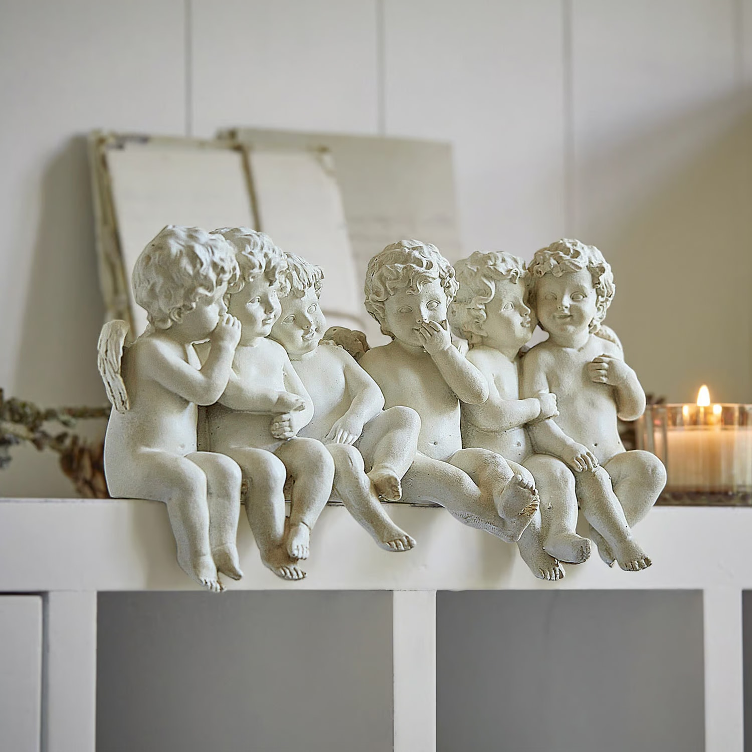 Weiße Engel-Figuren aus Kunststein auf Regal sitzend, dekorative Wohnaccessoires