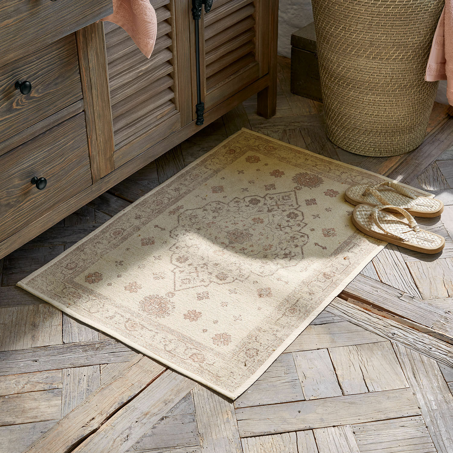 Badematte Selorin Beiger Teppich mit feinem Muster auf Holzboden, Wohnaccessoire für Komfort und Stil