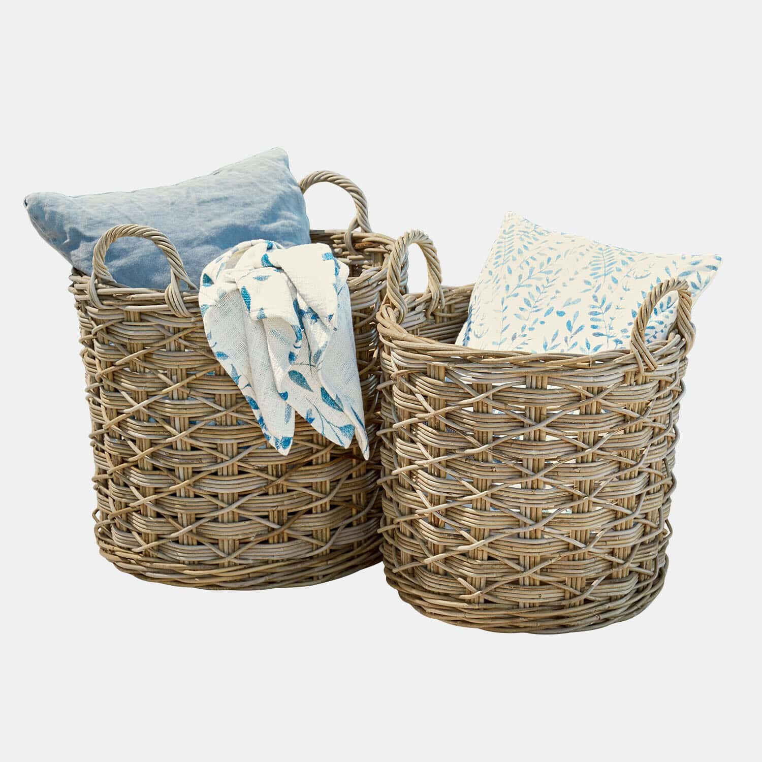 Korb 2er Set Calvado Zwei naturfarbene Weidenkörbe mit Kissen und blau gemusterter Decke zur Aufbewahrung
