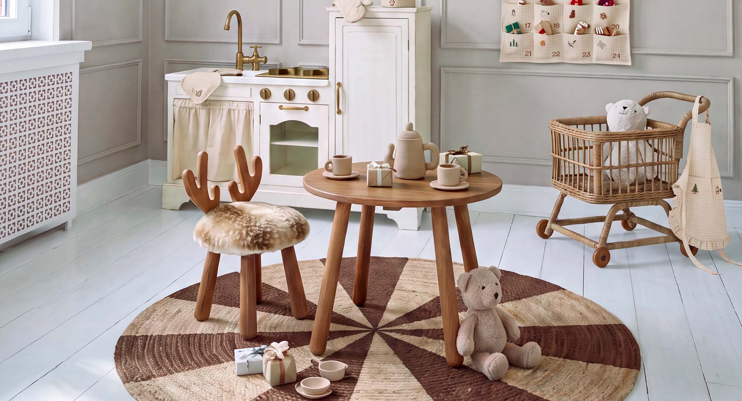 Holztisch und Stuhl mit Fell, weisse Spielküche und Weihnachtsdeko in hellem Kinderzimmer