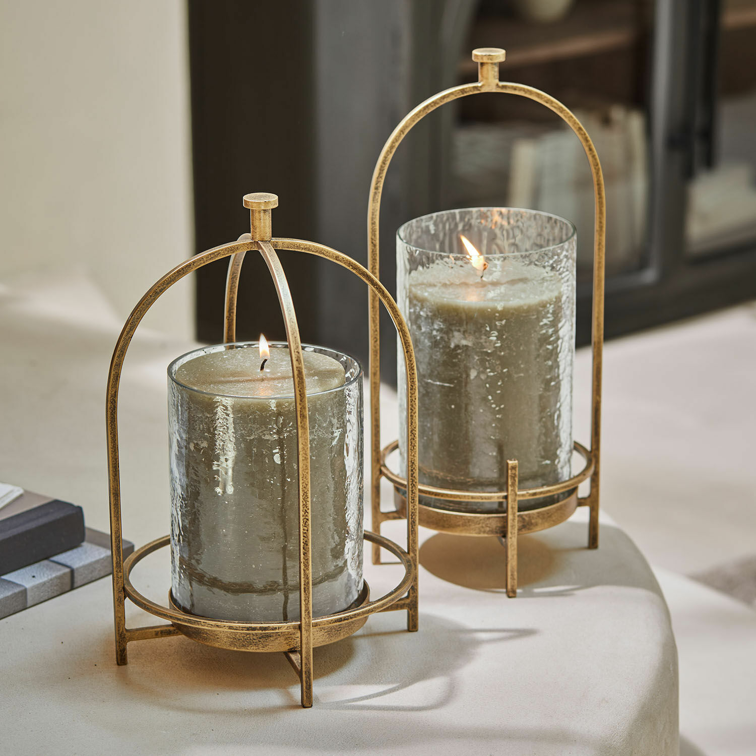 Windlicht 2er Set Biserre Zwei Glas-Kerzenhalter mit antikgoldenem Metallgestell und grauen Dekokerzen für Wohnraum