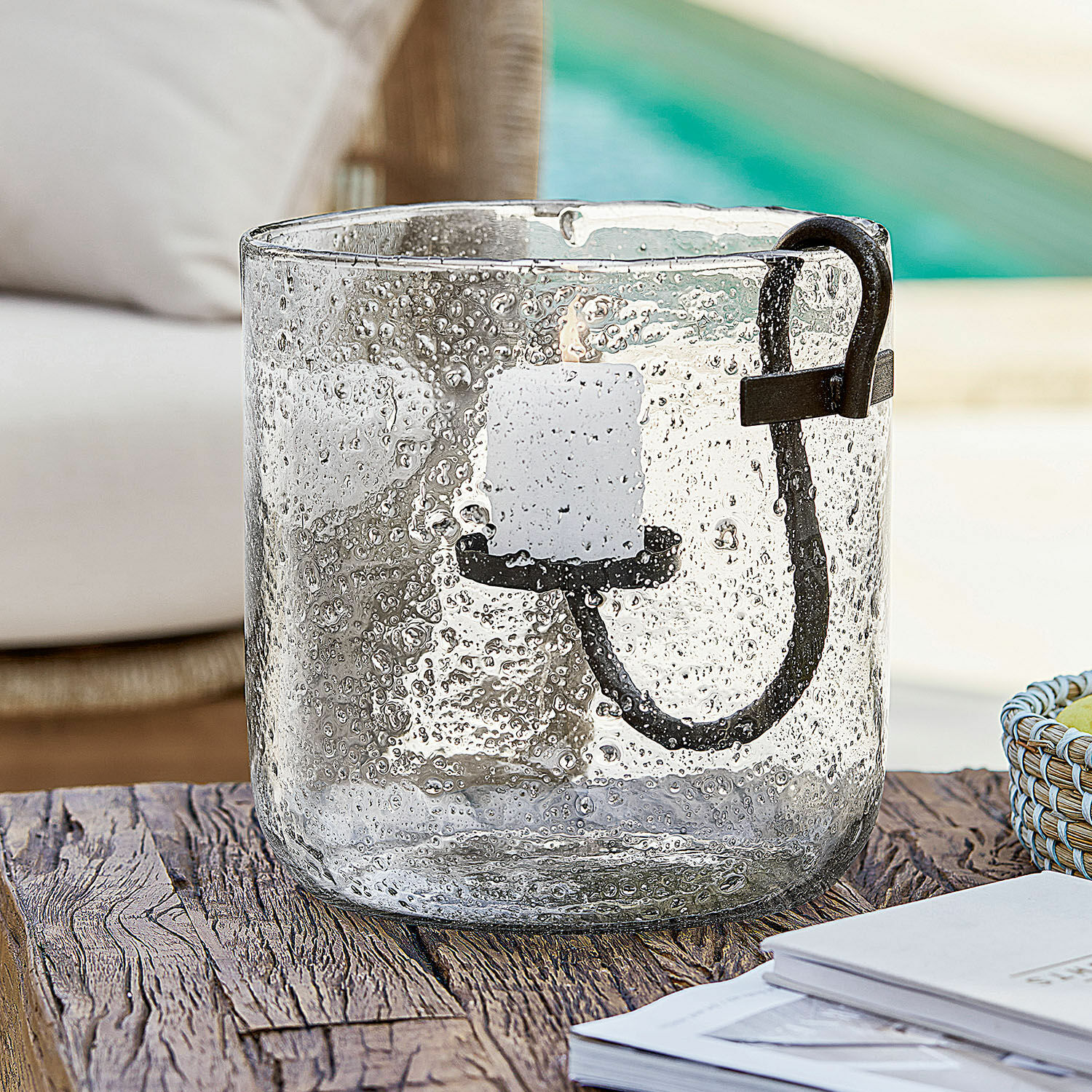 Windlicht Dions Glaswindlicht mit Luftblasen und schwarzem Metallgriff auf rustikalem Holztisch
