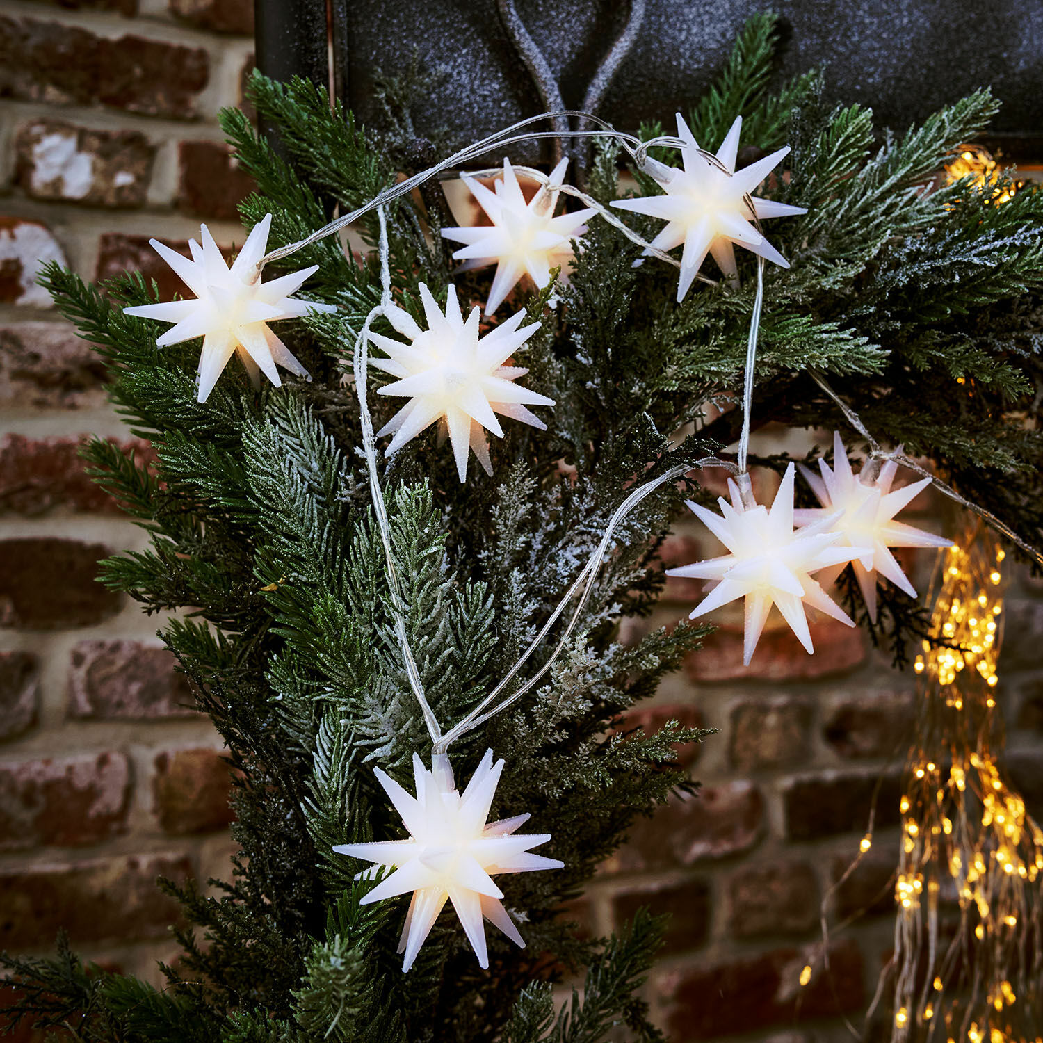 Lichterkette Valerino Lichterkette mit weissen Sternen an grünen Zweigen für festliche Weihnachtsdeko
