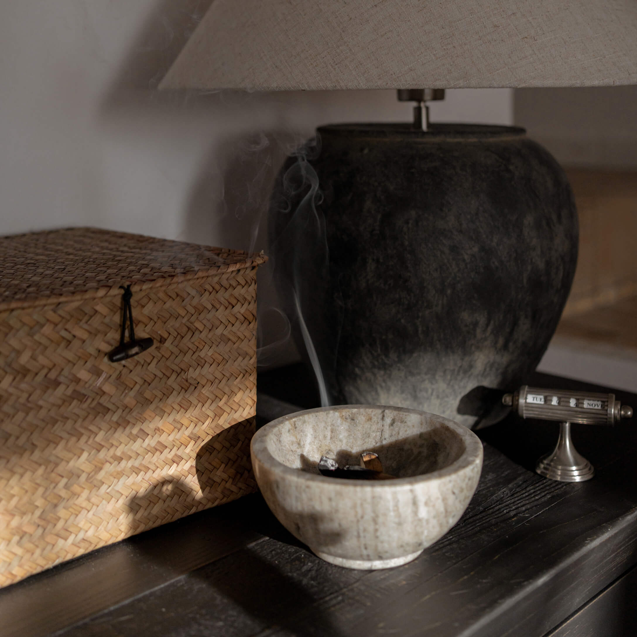 Schale aus Alabaster in natürlichem Beige mit Rauch, Tischdekoration mit Lampe und Korbbox