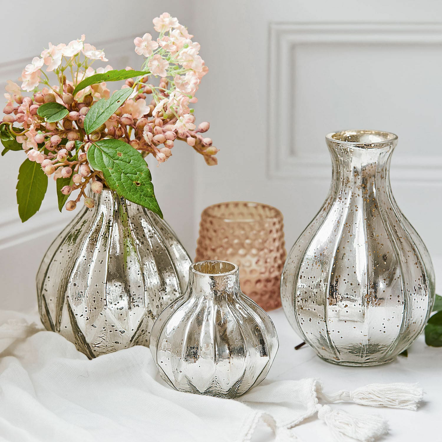 Vase 3er Set Frido Drei dekorative Vasen aus Glas mit antiksilbernem Effekt und Blumen auf weissem Hintergrund