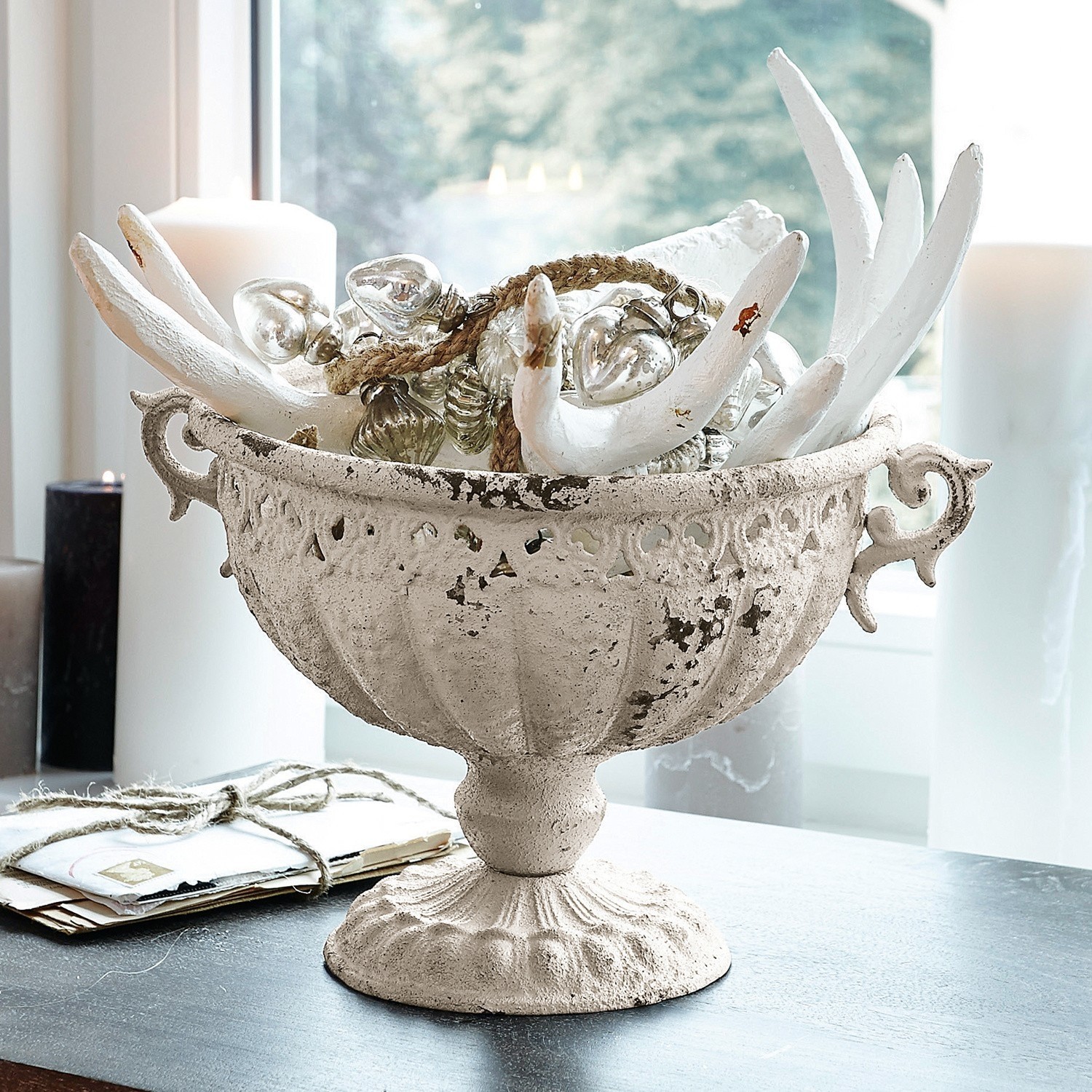 Amphore Vescemont Dekorative weisse Metallschale im Vintage-Stil mit Verzierungen und Kerzen auf dem Tisch