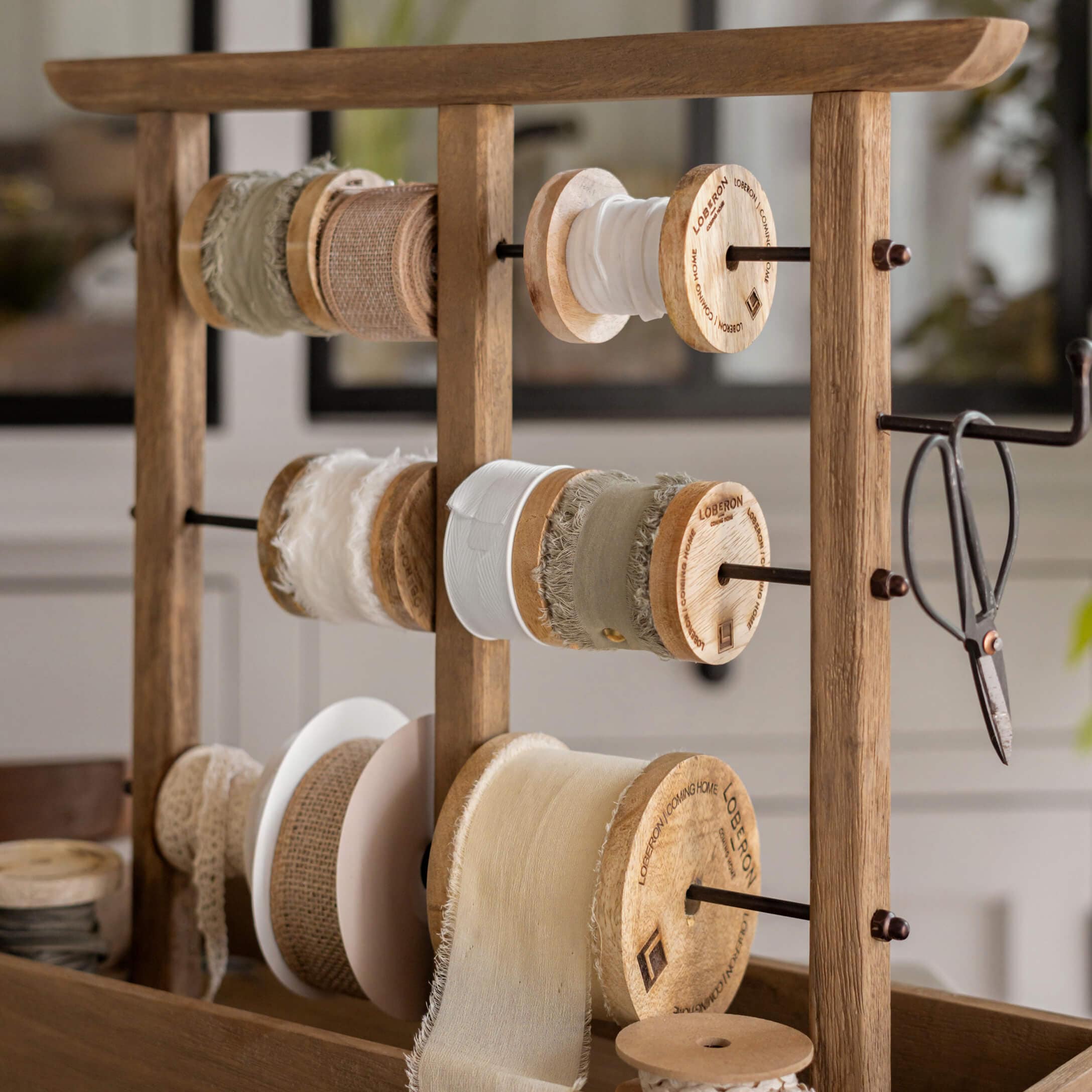 Holzständer mit Naturband-Spulen in Beige- und Weiss-Tönen für Dekoration und Basteln