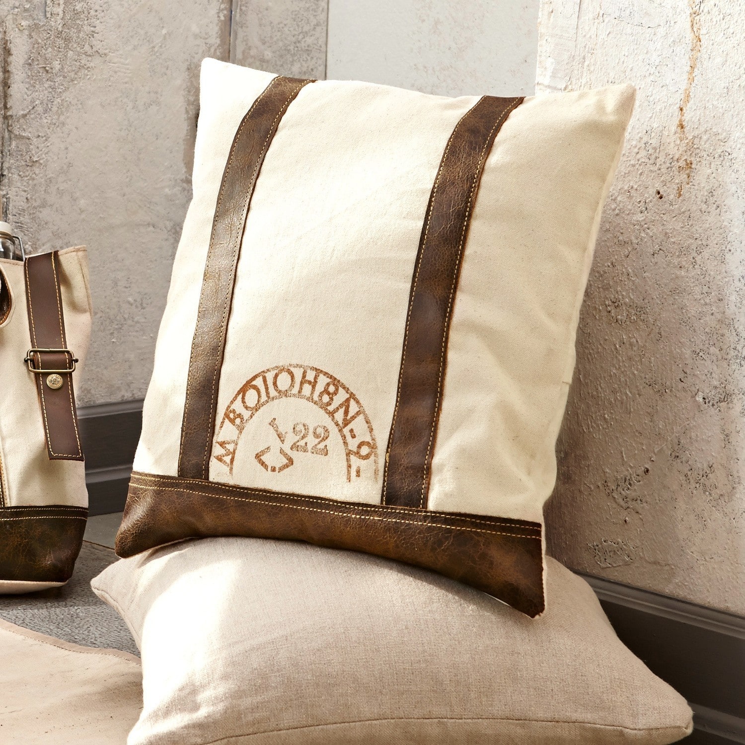 Kissen Kacper Beige Dekokissen mit braunen Lederstreifen und Vintage-Aufdruck für gemütliches Wohnen