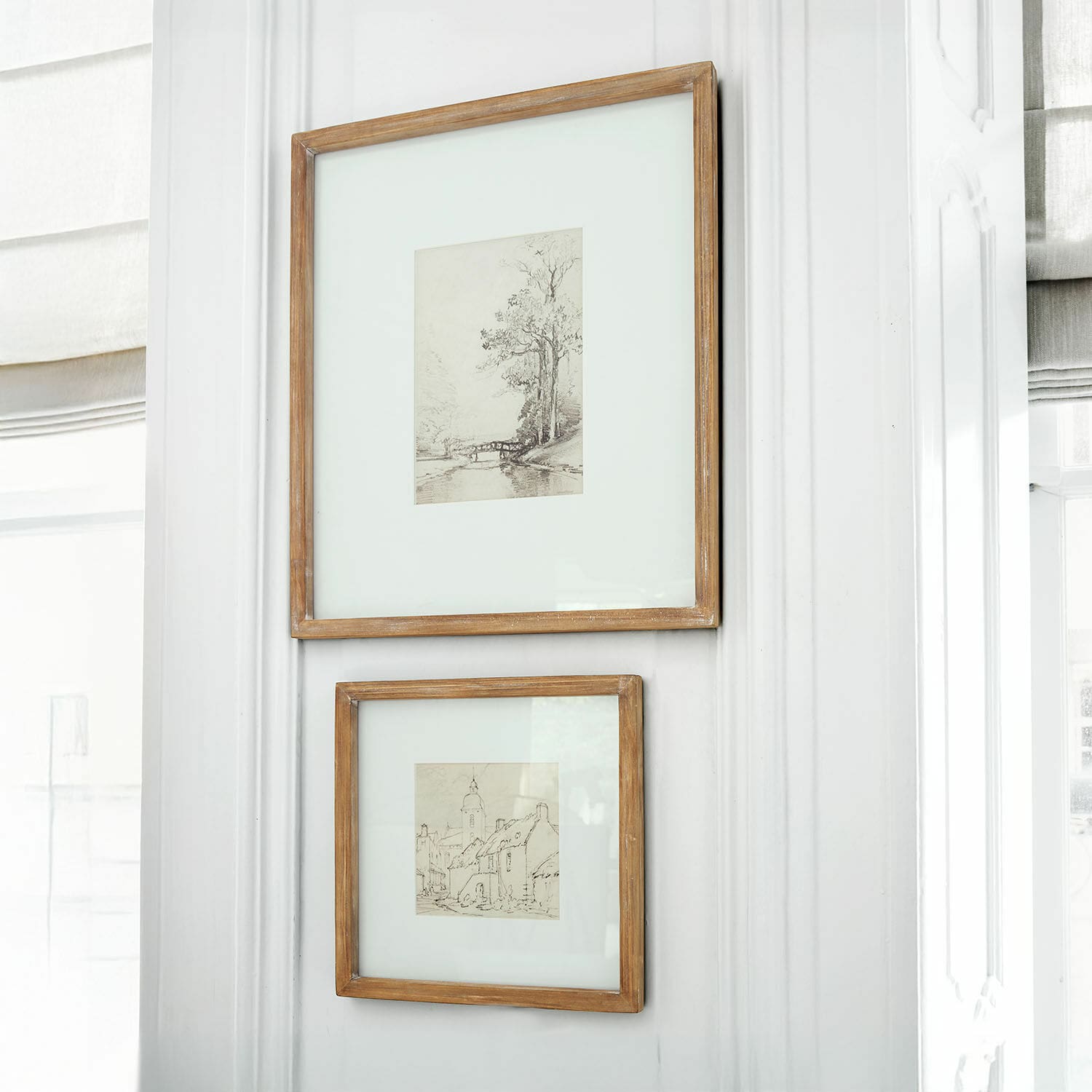 Bild 2er Set Juvarel Zwei rustikale Holzrahmen mit Landschaftszeichnungen an weisser Wand in hellem Raum