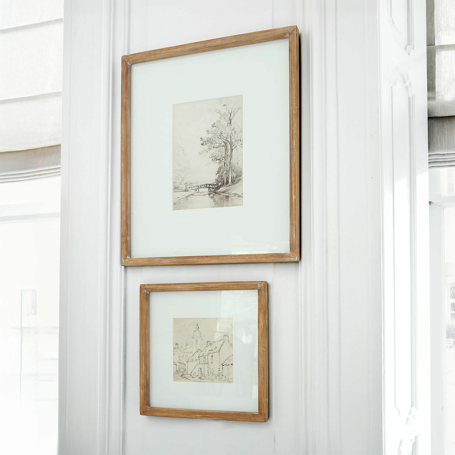 Bild 2er Set Juvarel Zwei rustikale Holzrahmen mit Landschaftszeichnungen an weisser Wand in hellem Raum