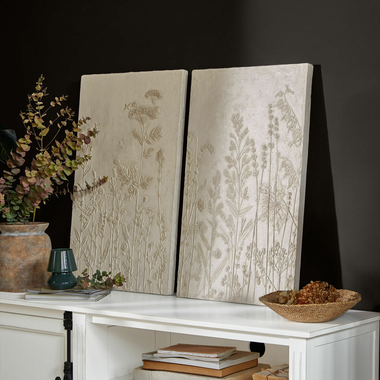 Bild 2er Set Almahara Dekorative Wandtafeln in Creme mit Pflanzenrelief auf weissem Sideboard arrangiert