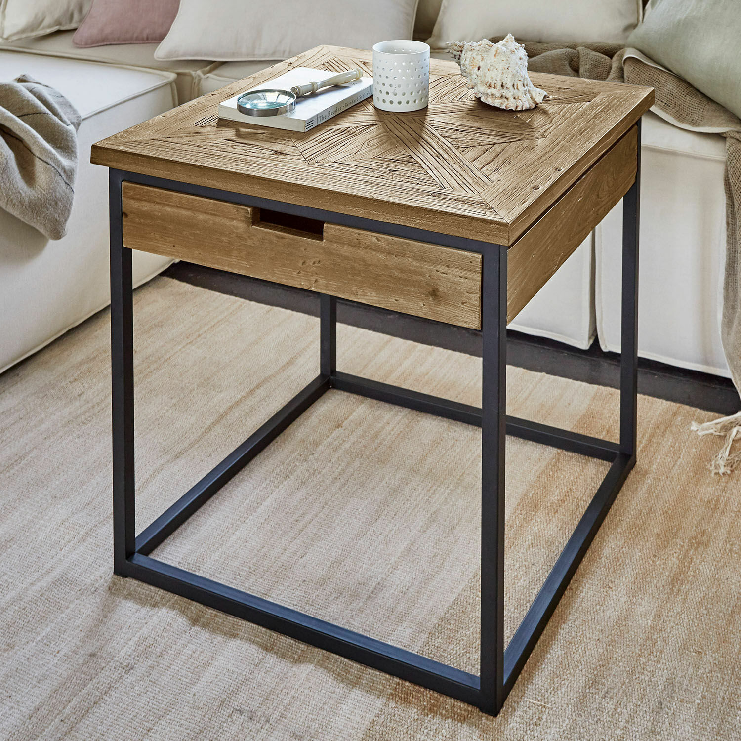 Quadratischer Couchtisch aus Holz und schwarzem Metall, moderner Beistelltisch fürs Wohnzimmer