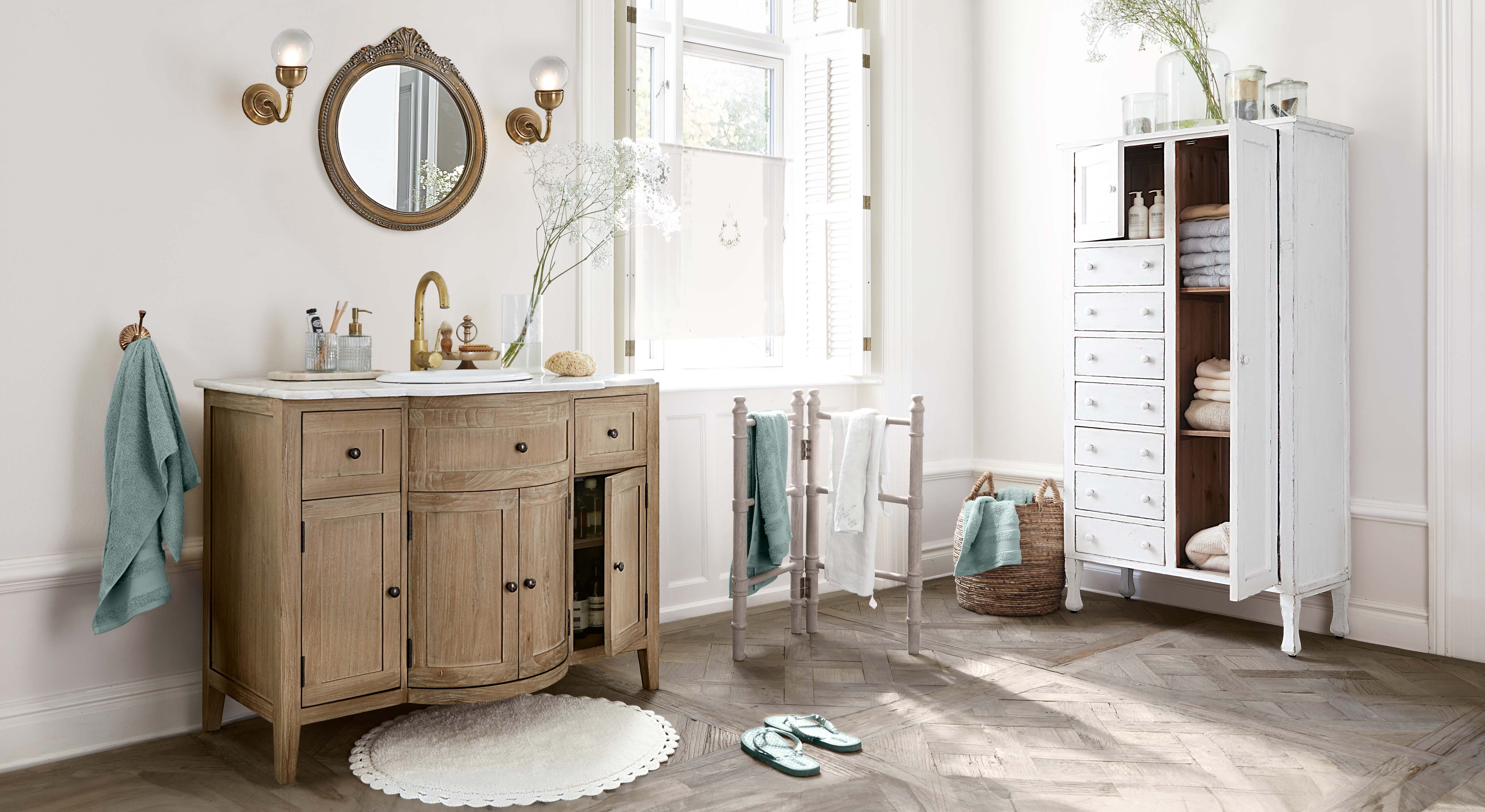 Helles Badezimmer mit Holz-Waschtisch, weissem Schrank und türkisfarbenen Handtüchern, natürliche Holzmöbel
