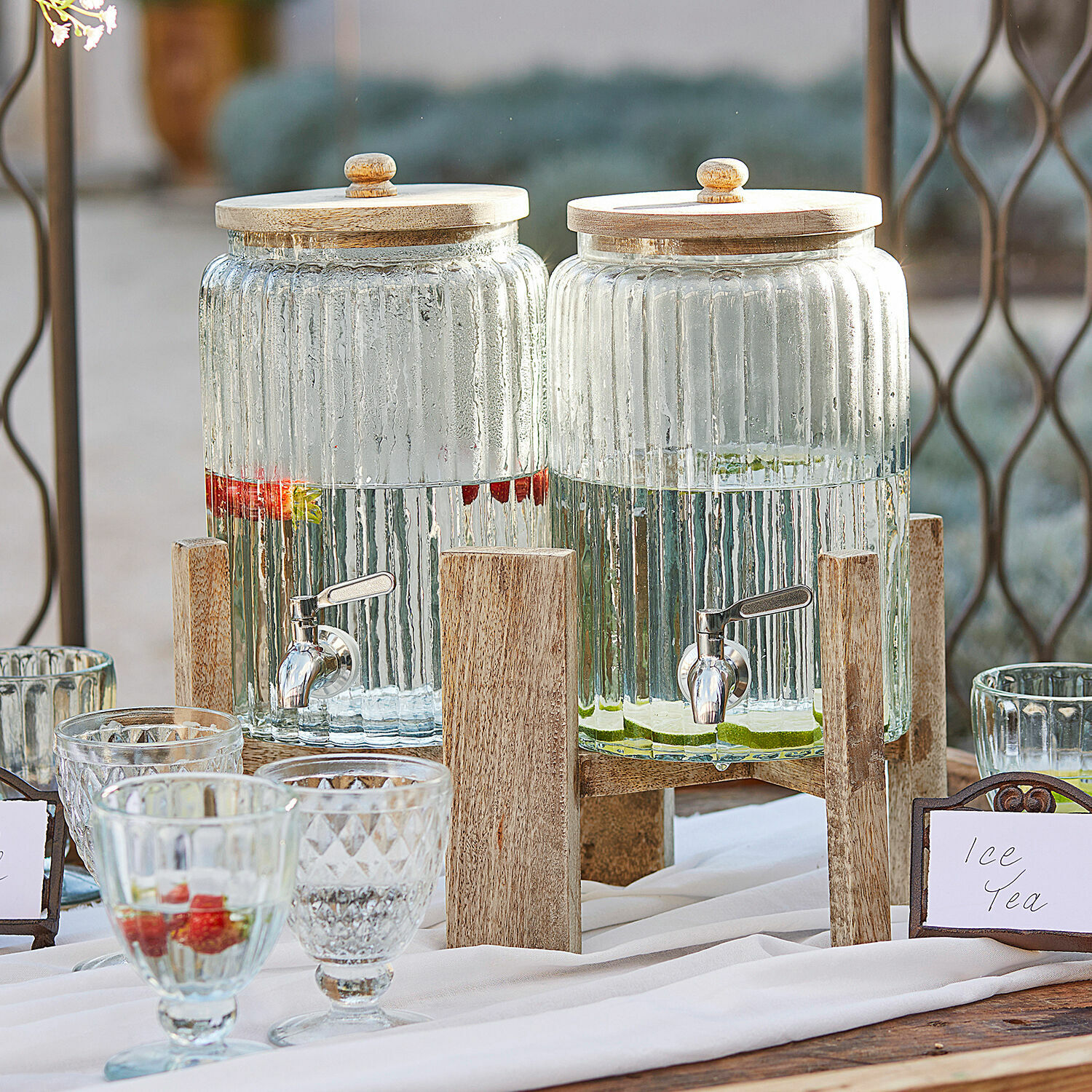 Getränkespender 2er Set Ebeyin Glas-Getränkespender mit Holzdeckeln und Ständer, ideal für Limonade und Eistee im Garten.