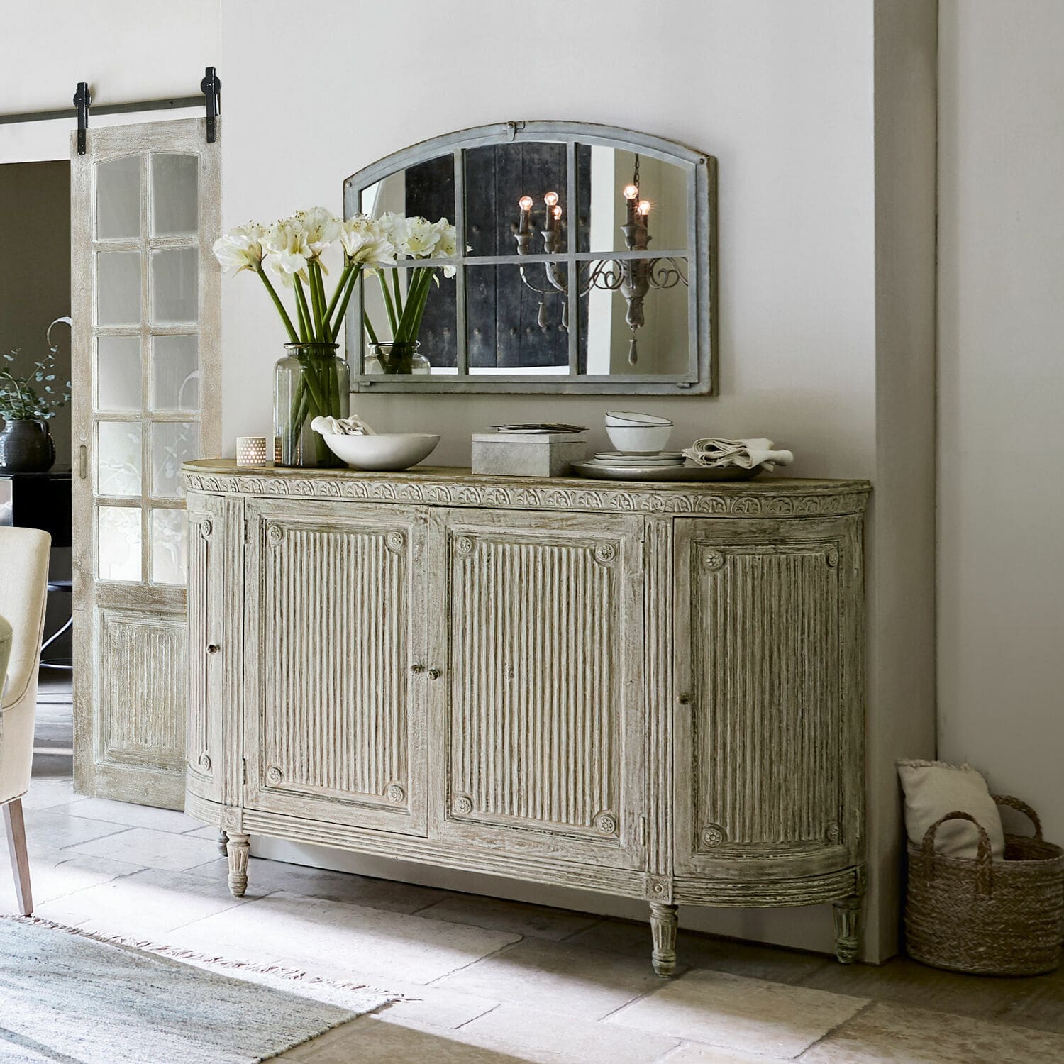 Kommode Cienegas Rustikales Sideboard aus hellem Holz mit dekorativen Paneelen und Vintage-Spiegel im Wohnzimmer