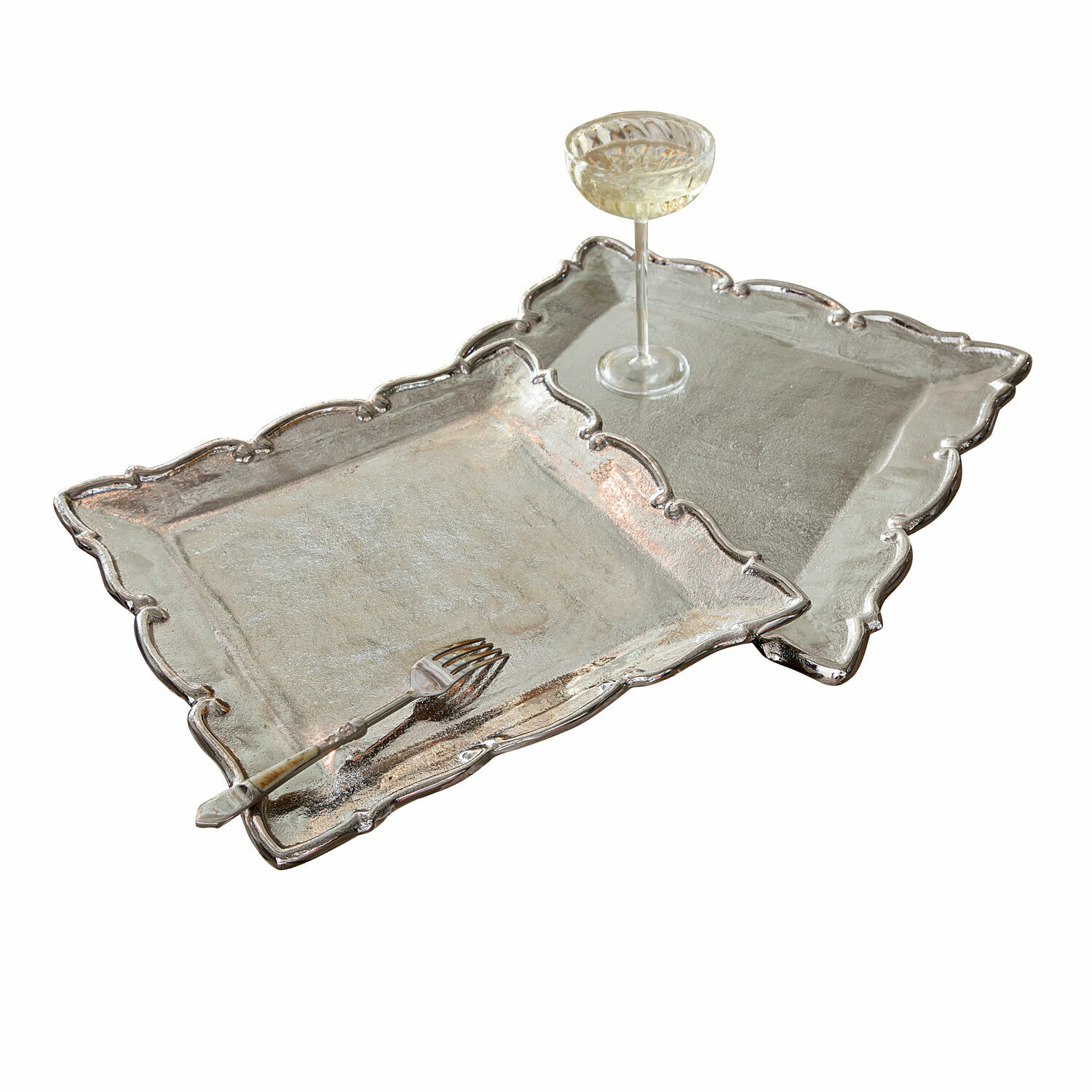 Tablett 2er Set Trevor Zwei silberne Metalltabletts mit dekorativem Rand, darauf ein Glas und eine Gabel.