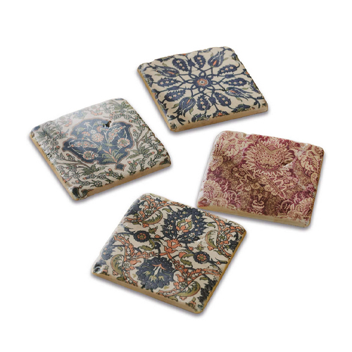 Set aus vier Keramikuntersetzern mit bunten Blumenmustern und orientalischen Designs