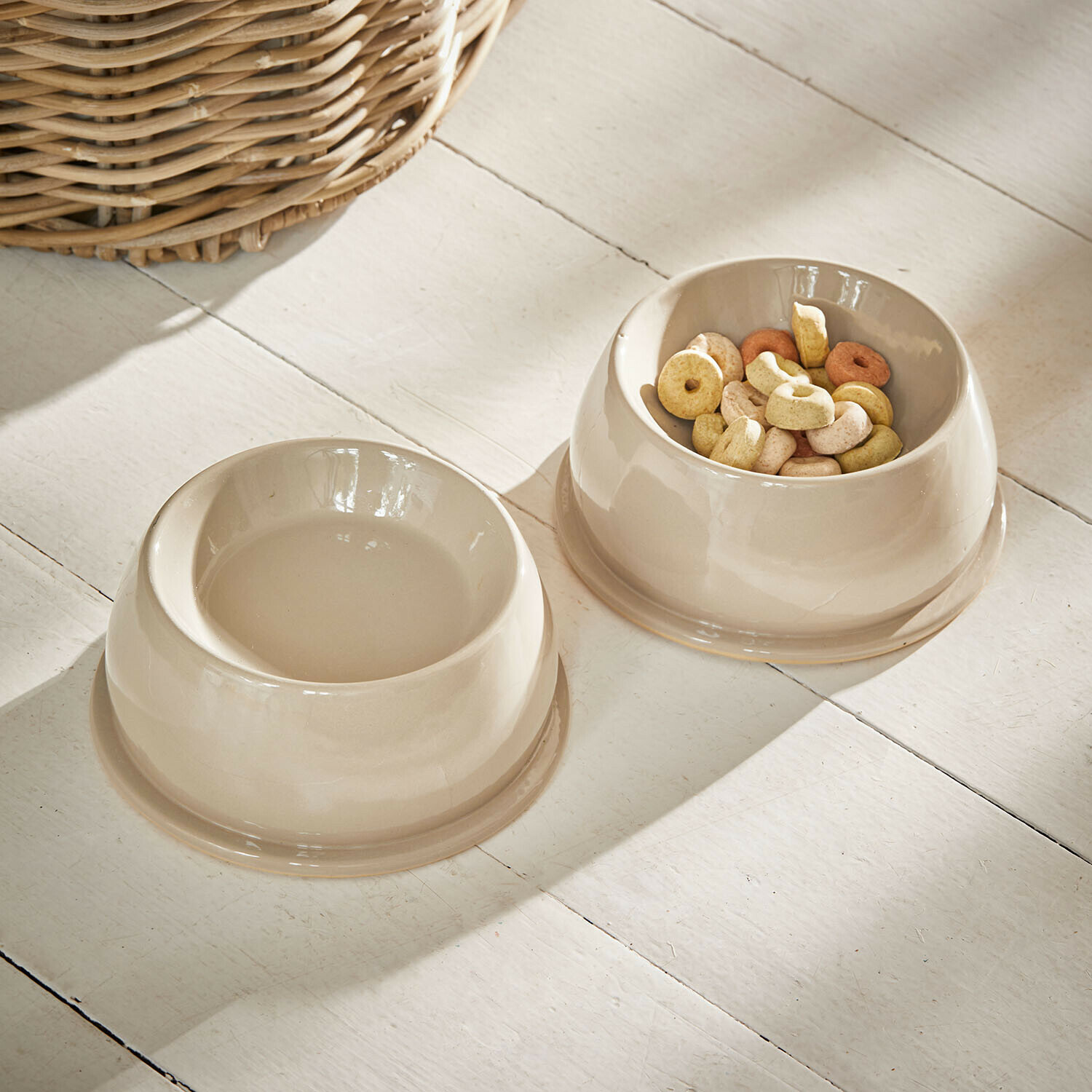 Futternapf 2er Set Kireva Beige Keramik-Hundenäpfe für Futter und Wasser auf hellem Boden mit Snacks