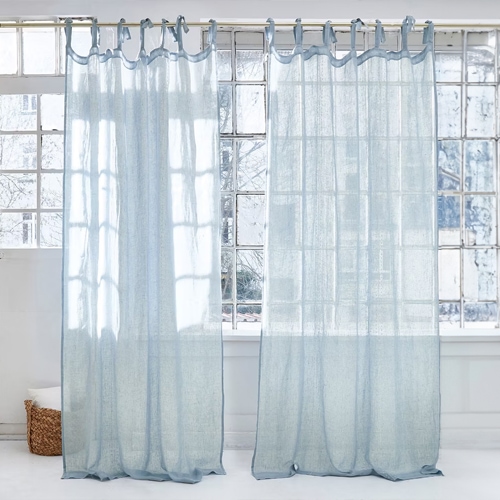 Transparente, hellblaue Vorhänge aus leichtem Stoff zur Fensterdekoration im Wohnzimmer