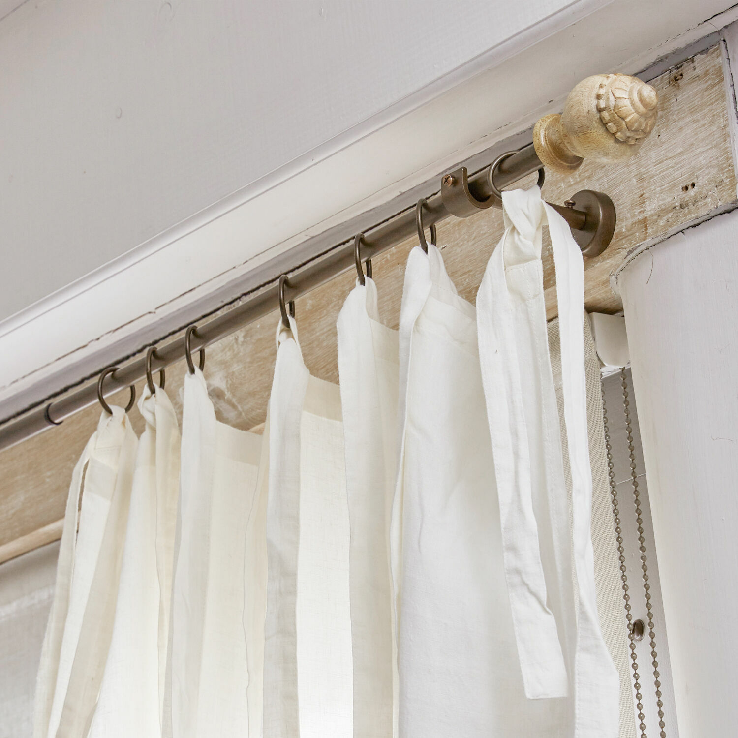 Gardinenstange Trangé Weisse Leinenvorhänge an Metallstange mit Holzknauf, stilvolle Fensterdekoration im Landhausstil