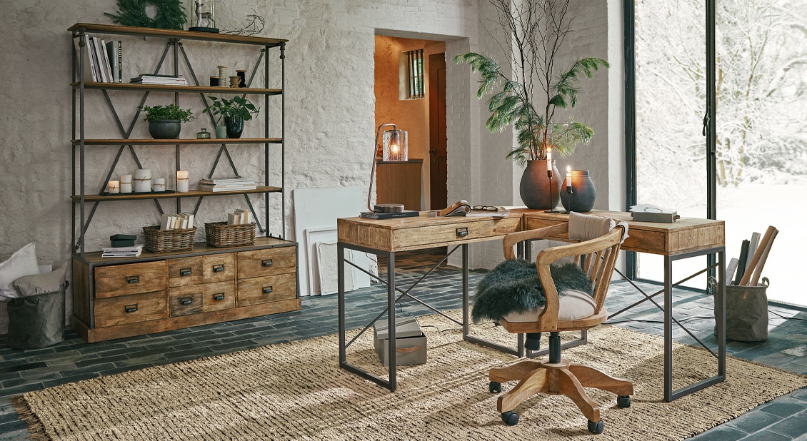 Loft-Stil Schreibtisch und Regal aus Holz und Metall in natürlichen Farben, Einrichtung für das Arbeitszimmer