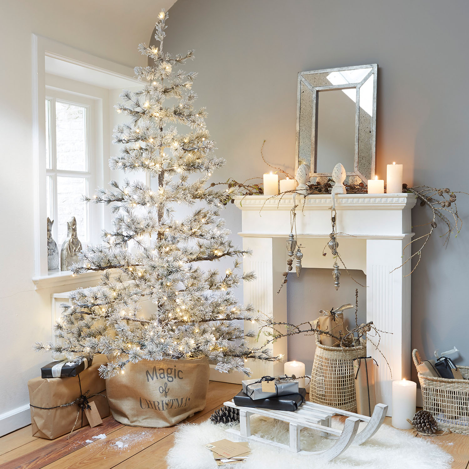 Künstlicher, schneebedeckter Weihnachtsbaum mit LED-Lichterkette in Jutesack Magic of Christmas, festliche Dekoration