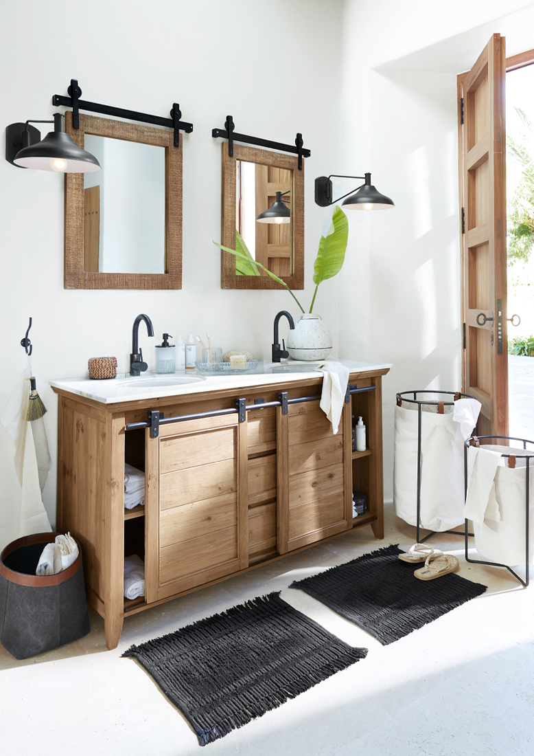 Holz-Badezimmerschrank mit weisser Arbeitsplatte, zwei Spiegeln und schwarzen Wandlampen