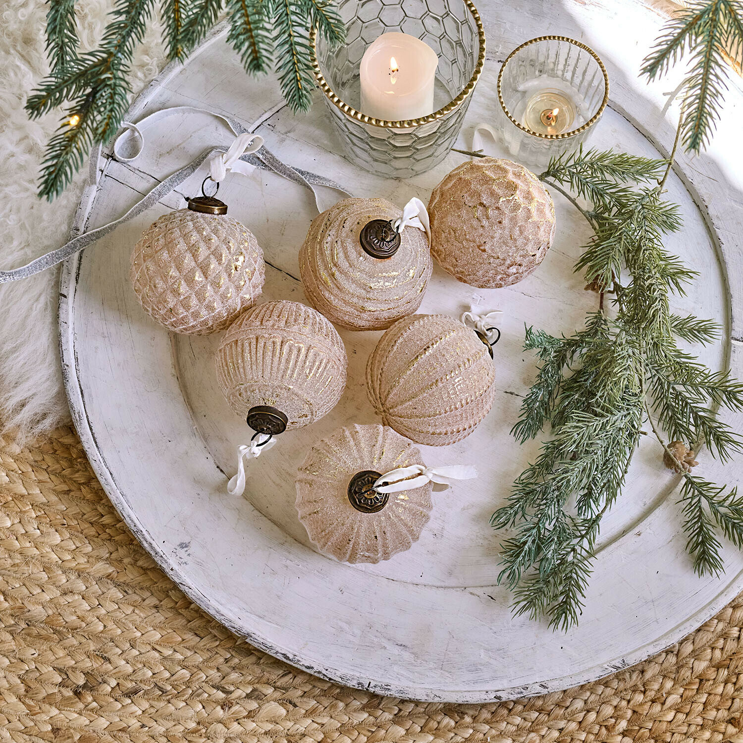 Weihnachtskugel 6er Set Eirelyn Sechsteiliges Set rosa-goldener Glas-Weihnachtskugeln auf weissem Tablett mit Tannenzweigen dekoriert