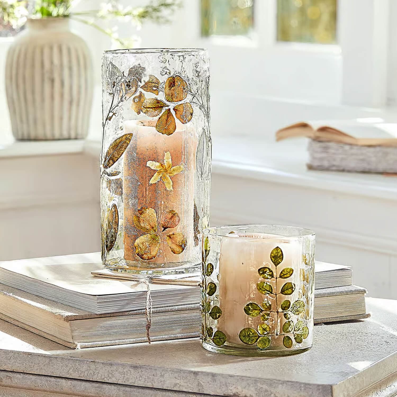 Glaswindlichter mit getrockneten Blüten und Blättern, dekorative Wohnaccessoires im Naturstil
