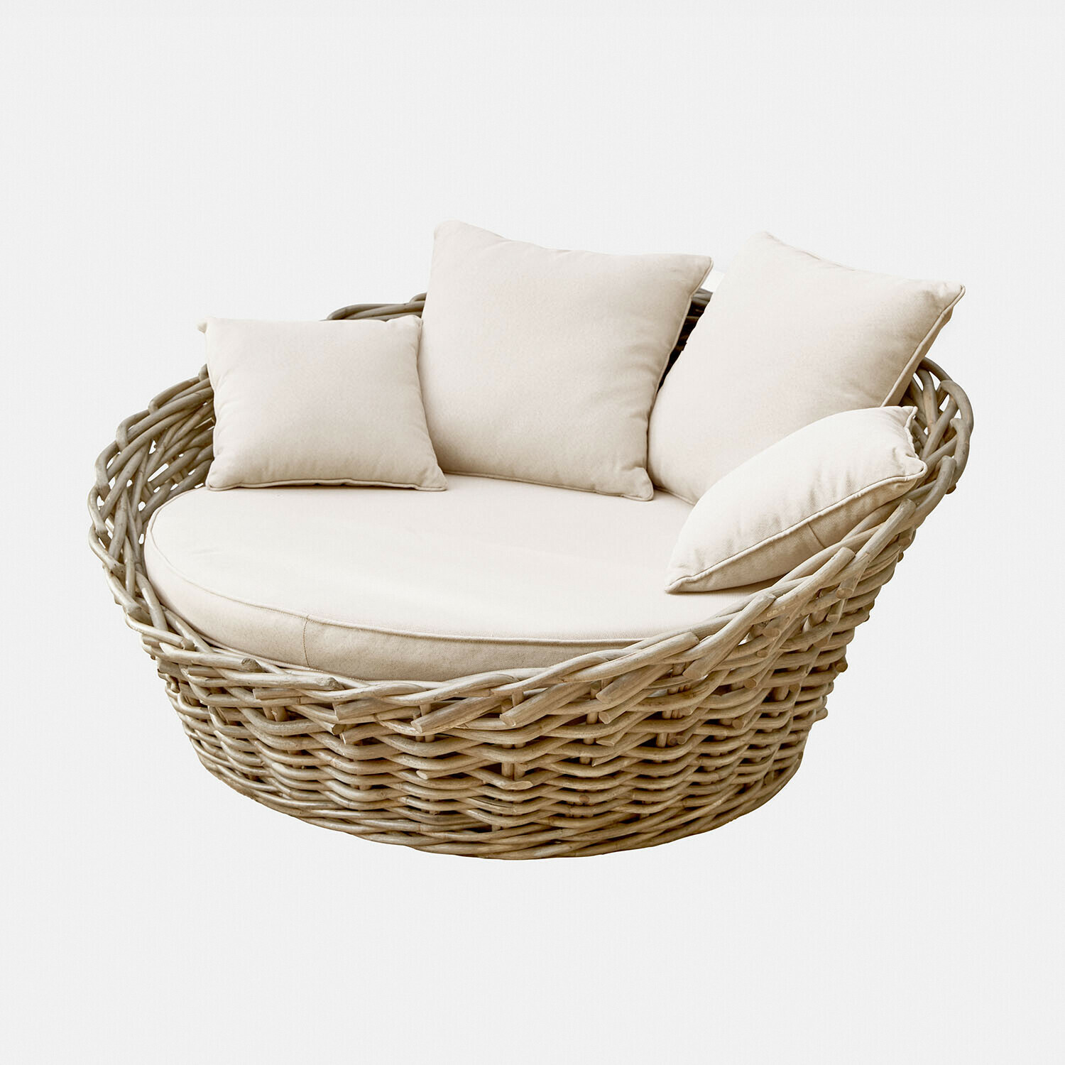 Gartenlounge Varolinos Runder Korbsessel aus Rattan mit cremefarbenen Kissen und weicher Polsterung für gemütliches Sitzen