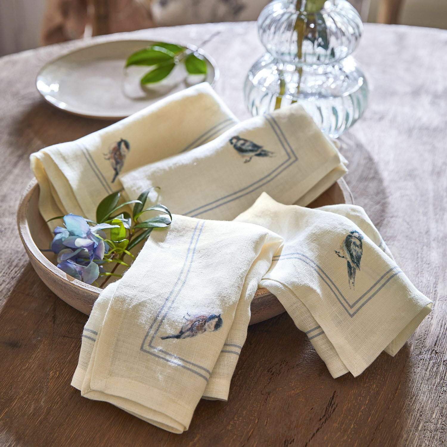Serviette 4er Set Taralga Leinenservietten in Creme mit Vogelmotiv auf Holztablett, rustikale Tischdekoration