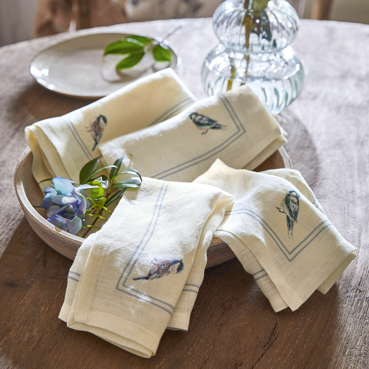 Serviette 4er Set Taralga Leinenservietten in Creme mit Vogelmotiv auf Holztablett, rustikale Tischdekoration