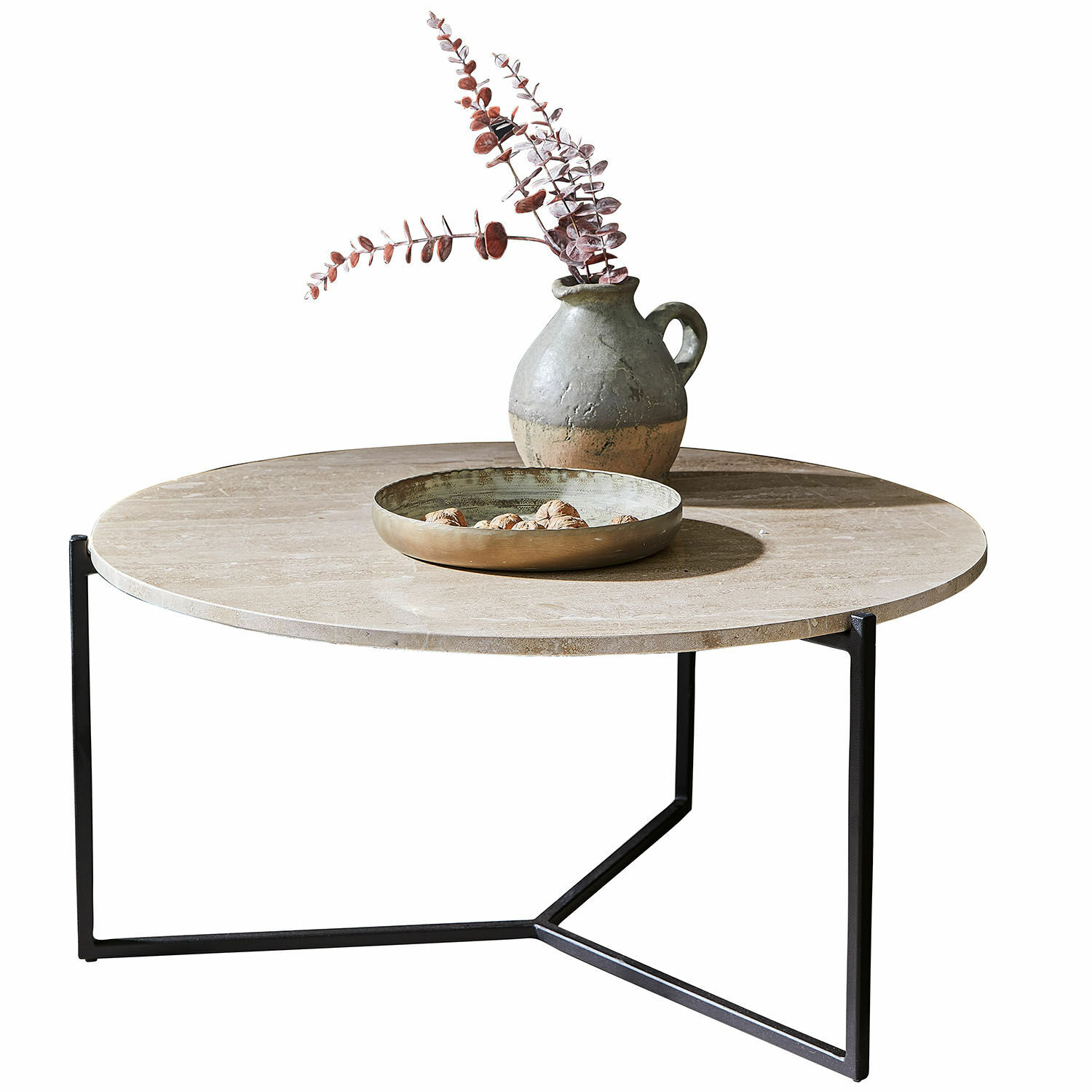 Couchtisch Émorieux Runder Couchtisch mit beiger Marmortischplatte und schwarzem Metallgestell, dekoriert mit Vase und Schale