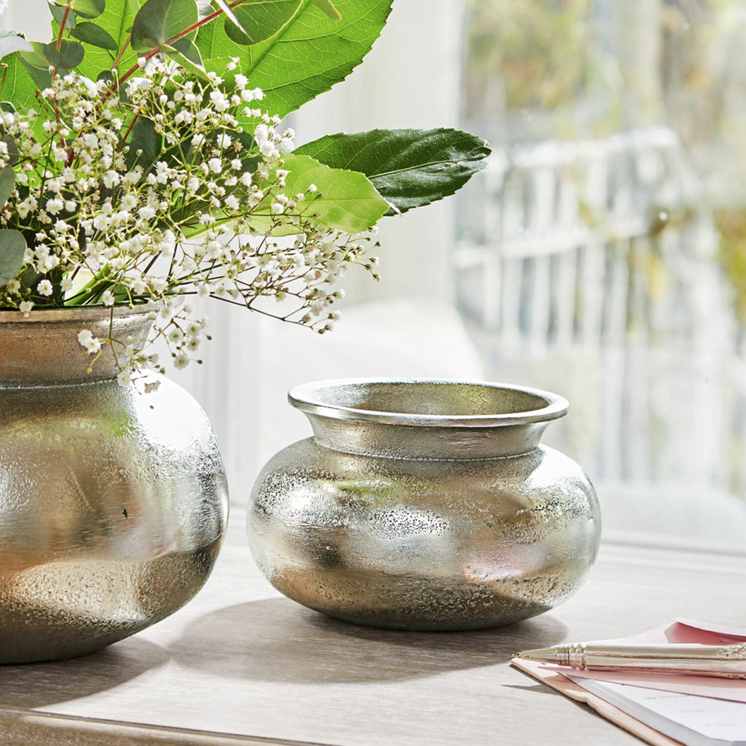 Vase Hadrien Runde silberne Metallvase als dekoratives Element für Tisch oder Regal.