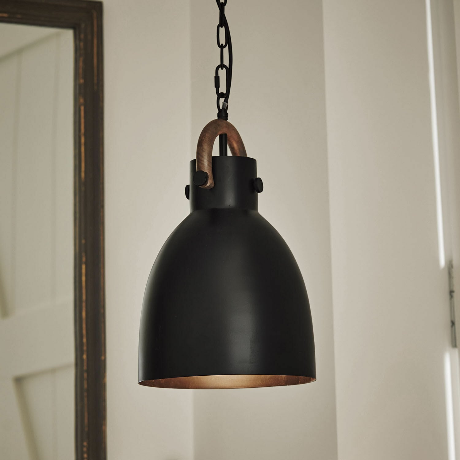 Hängelampe Walcote Schwarze Metall-Hängeleuchte mit Holzgriff, modernes Wohnraumlicht im minimalistischen Stil