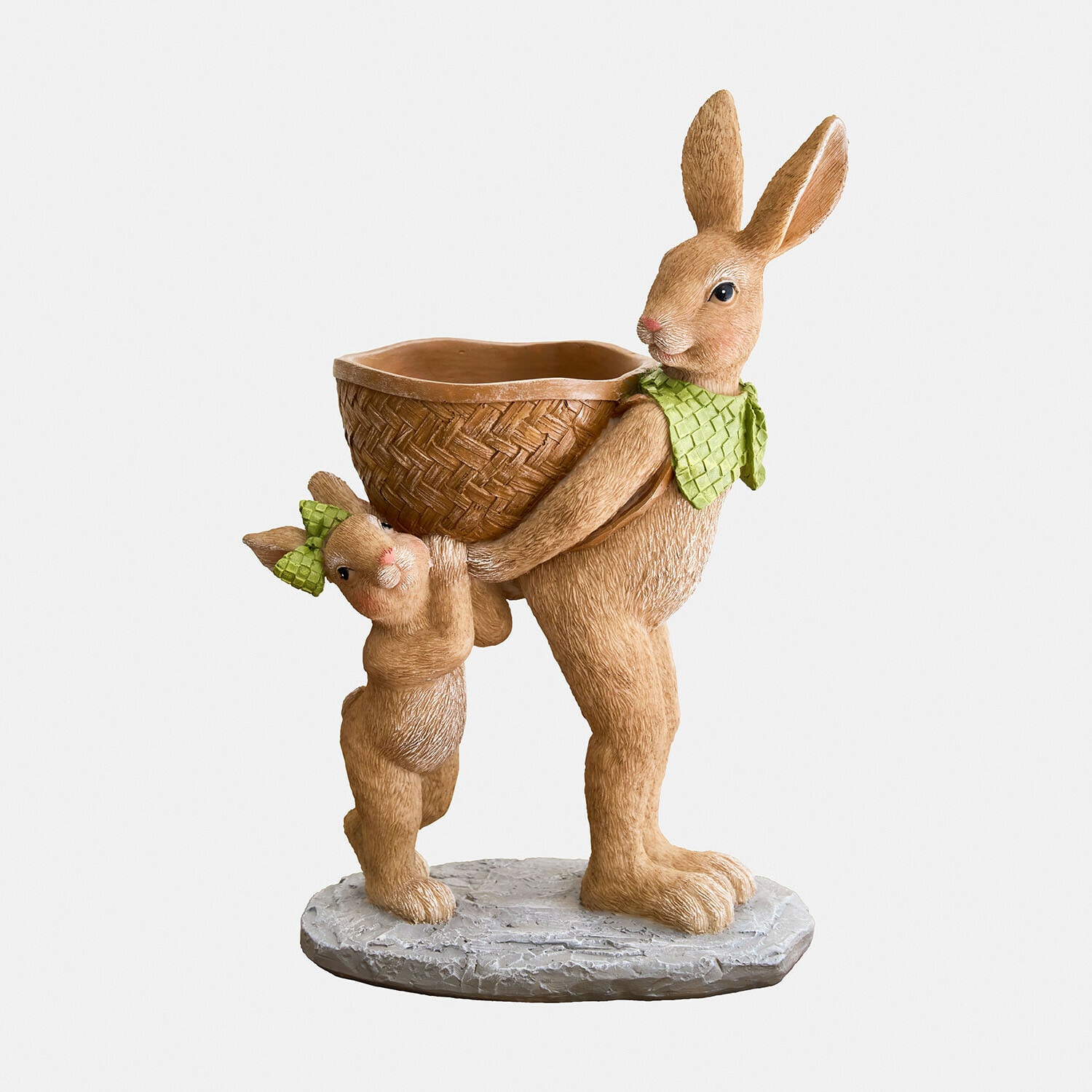 Hasen Bramblet Hasenfigur mit kleinem Hasen in grünen Tüchern, der einen braunen Korb auf grauem Steinsockel hält