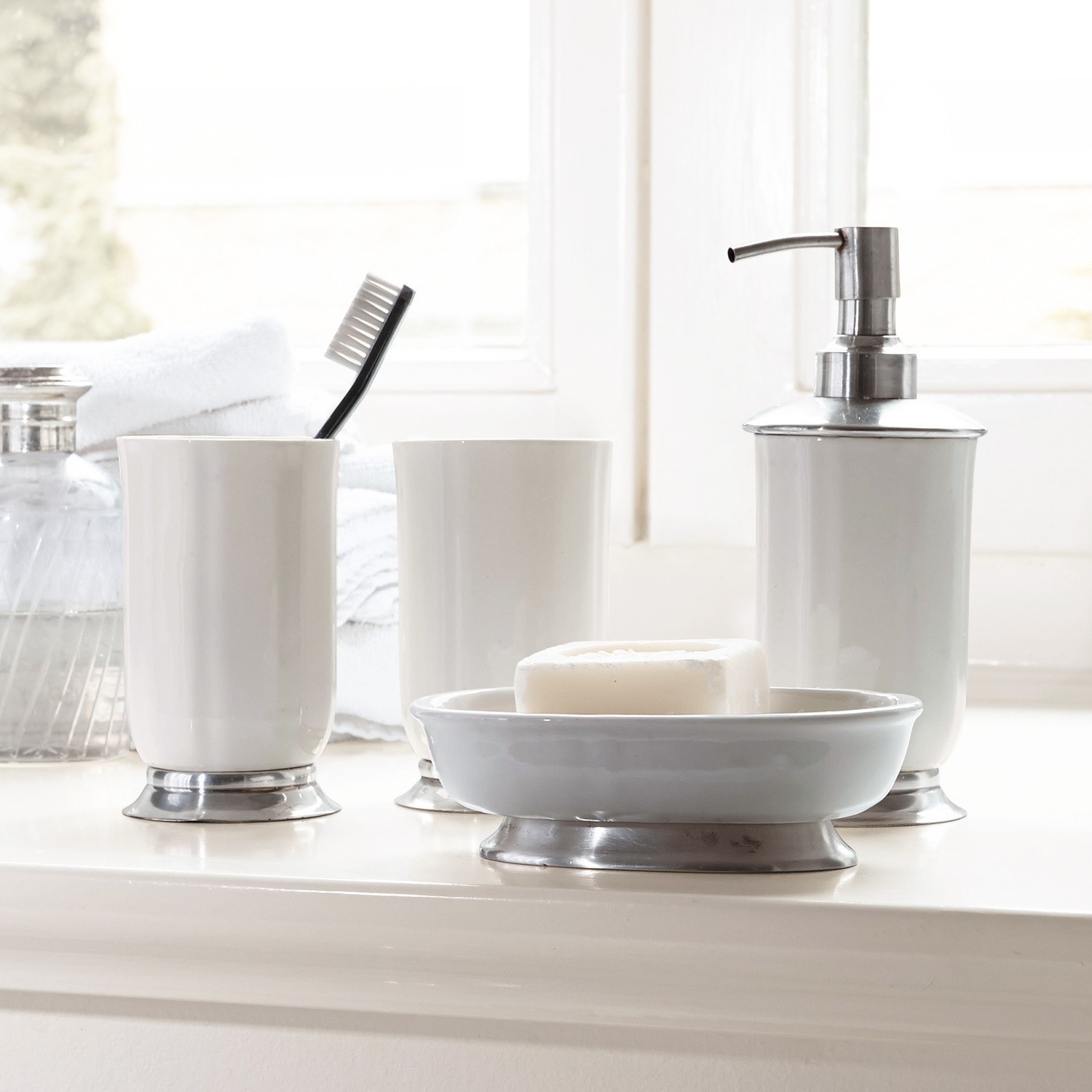 Bad-Set Millicent Badezimmer-Set aus weisser Keramik mit Metallakzenten, Seifenschale, Becher und Seifenspender