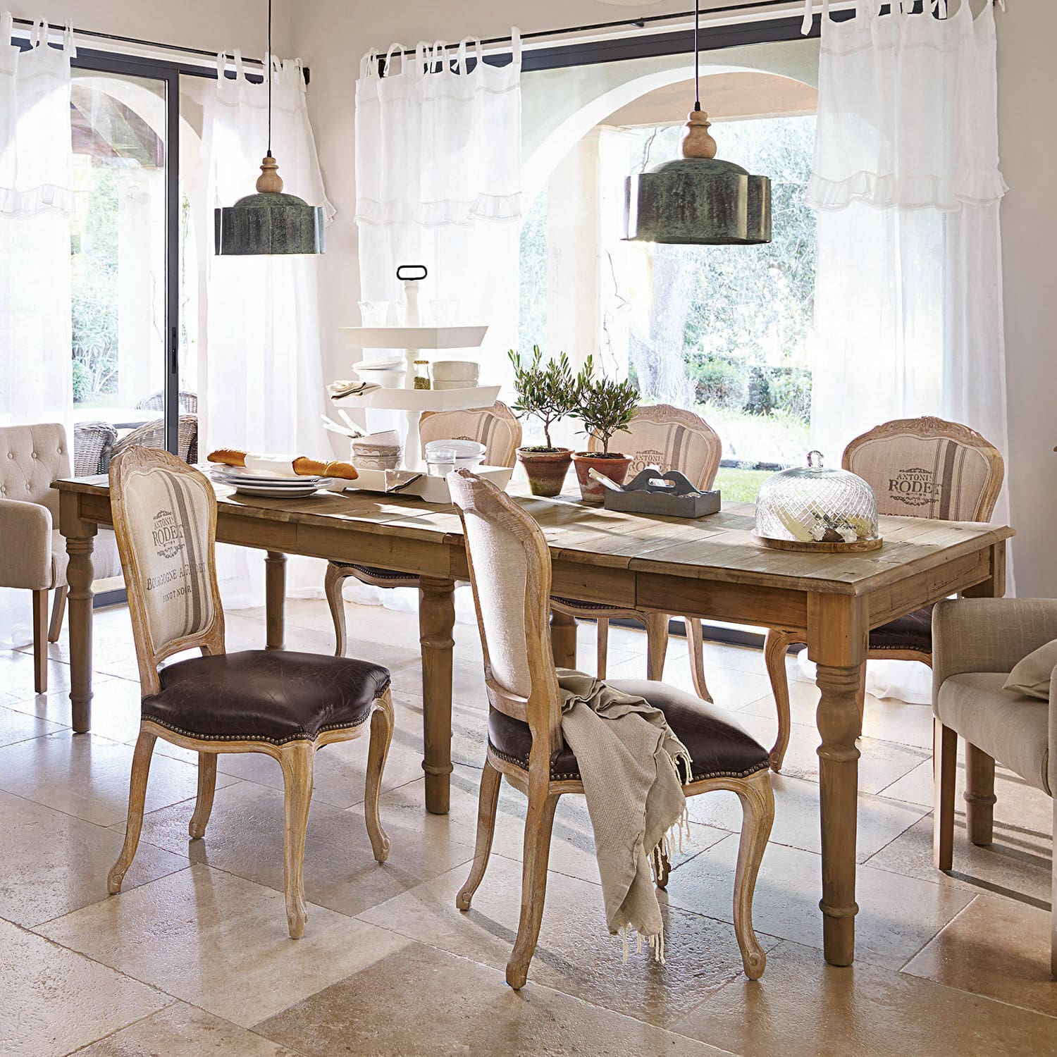 Tisch Bergenfield Esszimmer mit Holztisch und Vintage-Stühlen mit braunem Lederbezug in hellem Raum