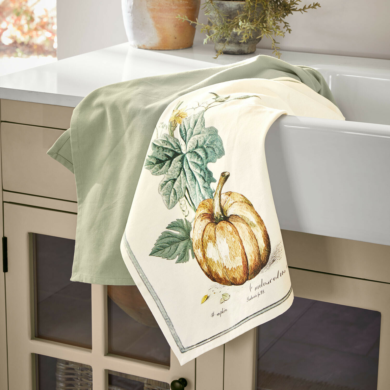 Leinen-Geschirrtuch in Grün und Creme mit Kürbis- und Blattmotiv für Küchendekor