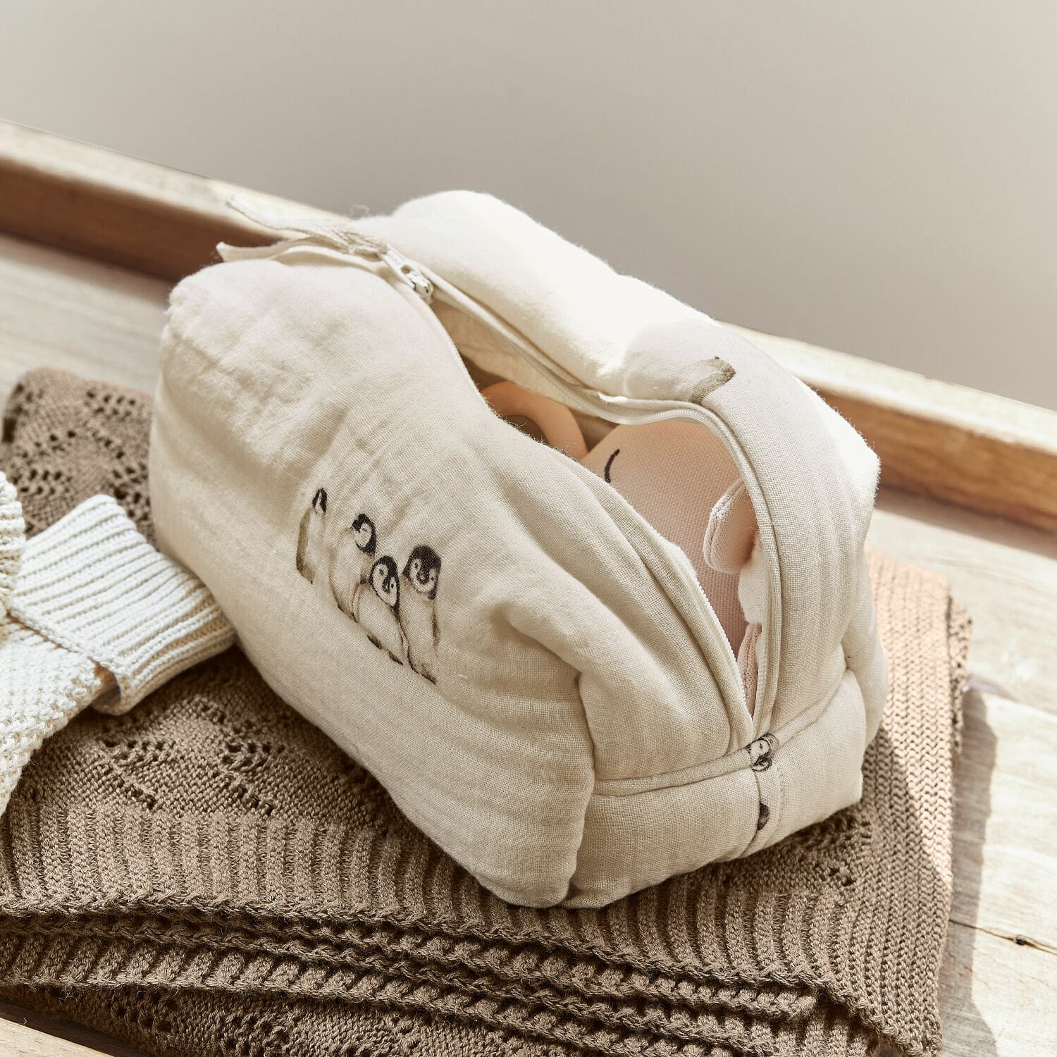 Täschchen Jocienne Beige Baumwoll-Kosmetiktasche mit Pinguinmotiv auf braunem Strick, praktische Aufbewahrungstasche