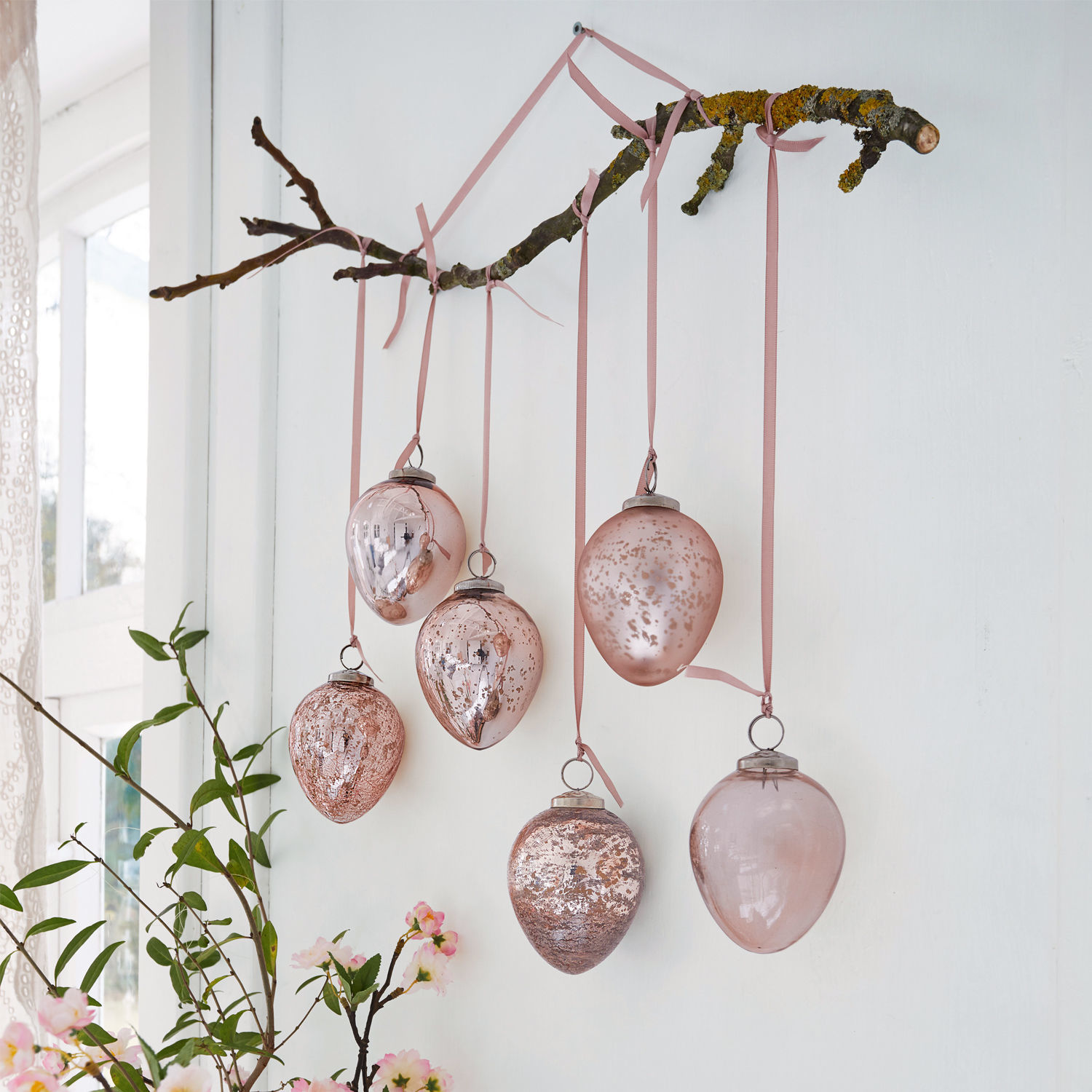Osterei 6er Set Cataleya Set aus rosa Glasornamenten an einem Ast mit rosa Bändern zum Aufhängen als Wanddekoration