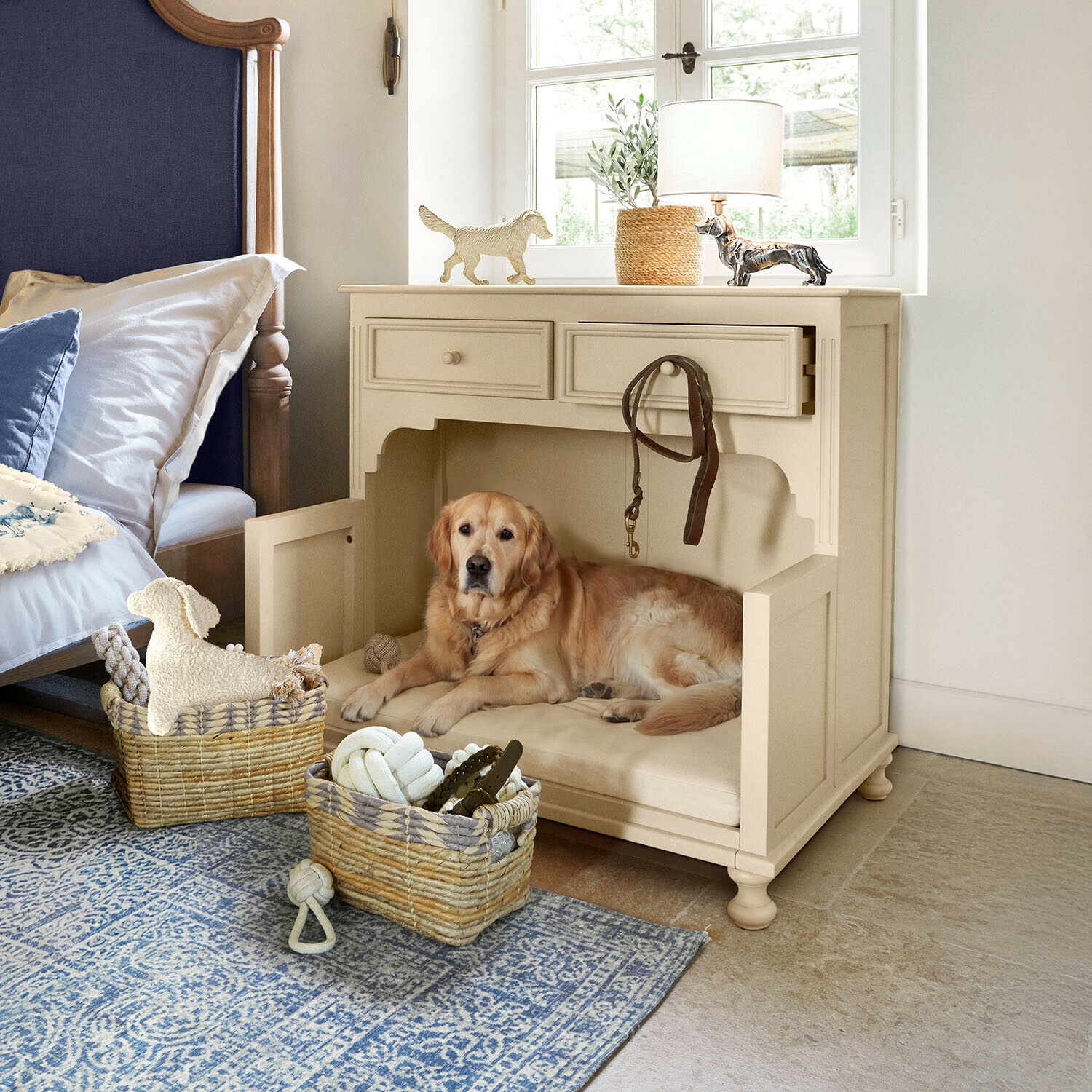 Hundebett Galivonne Beige Holz-Hundehütte mit Polster und Ledeleine, Golden Retriever liegt im Schlafzimmer