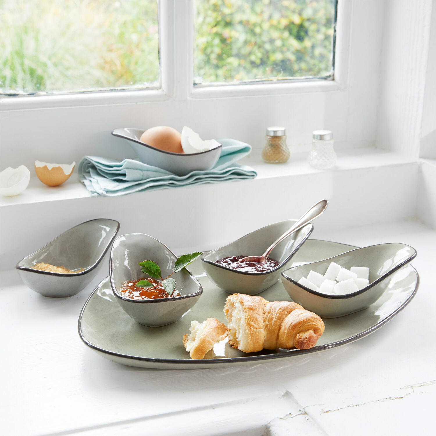 Servierschälchen 6er Set Biarré Set aus grauen Keramikschalen und Tellern für Frühstück mit Gipfeli und Konfitüre