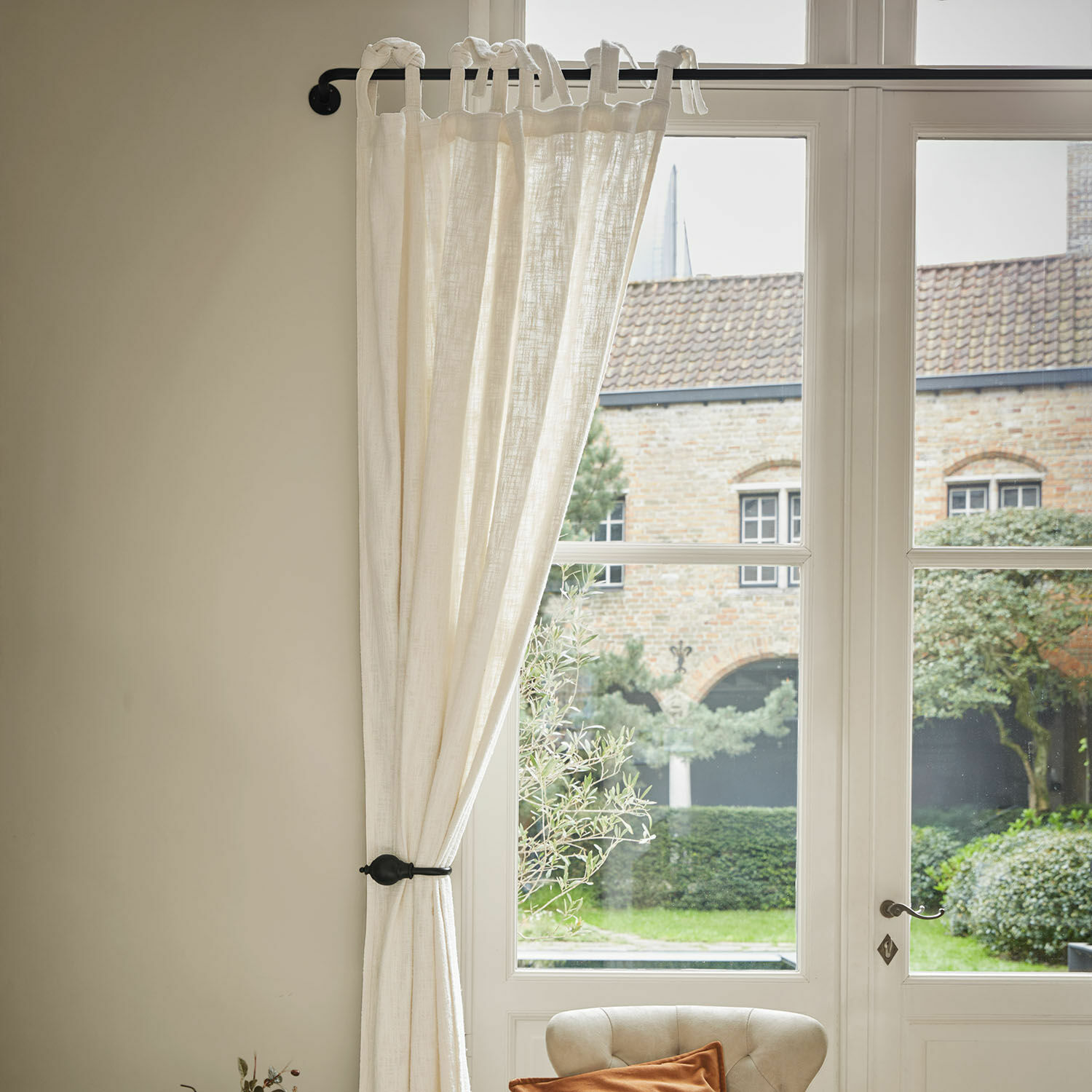 Eck-Gardinenstange mit Halter Belarune Beiger Leinenvorhang mit gebundenen Schlaufen an schwarzem Gardinenstab, Fensterdekoration